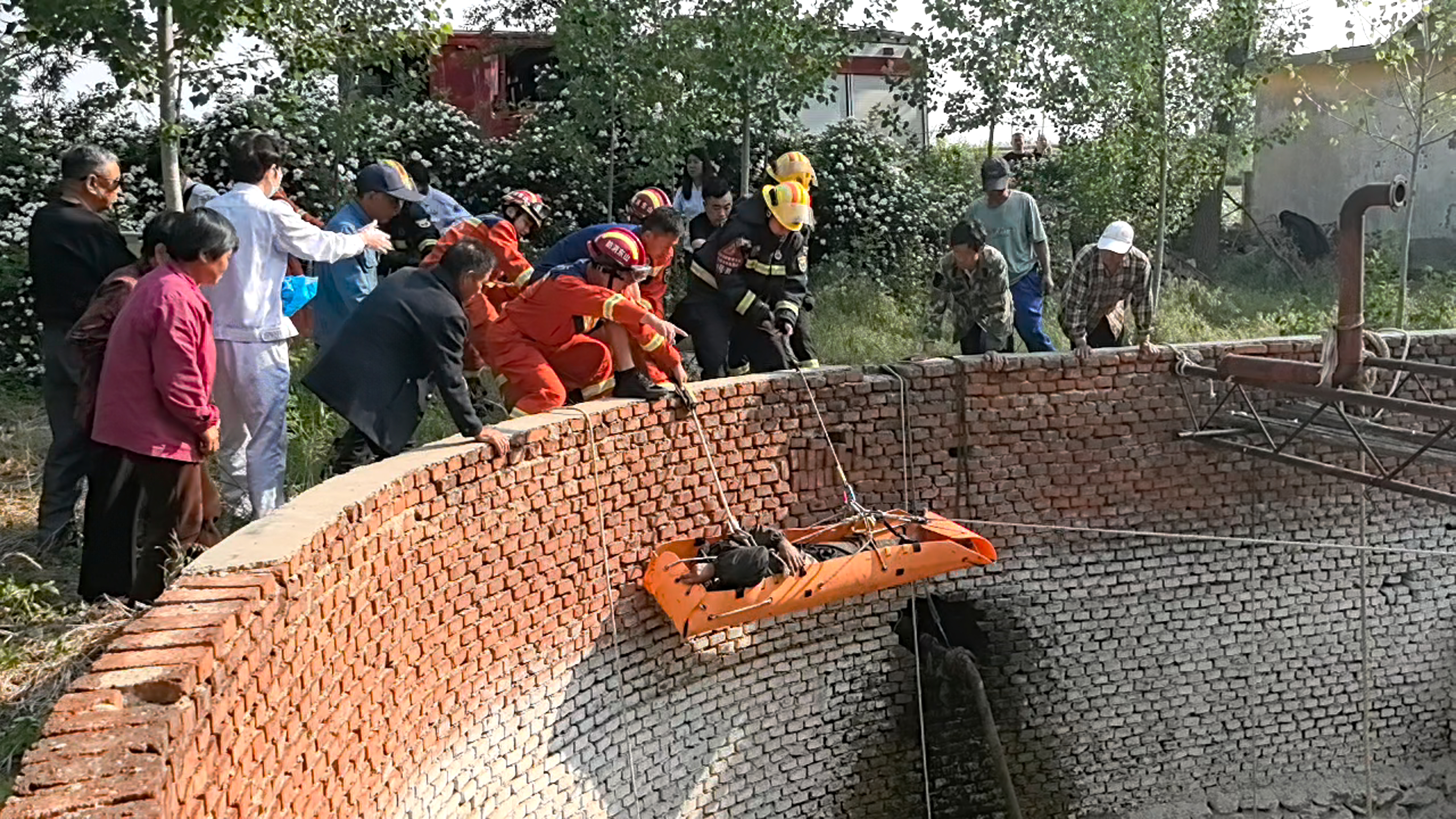 男子失足掉入17米深机井，烟台消防紧急营救