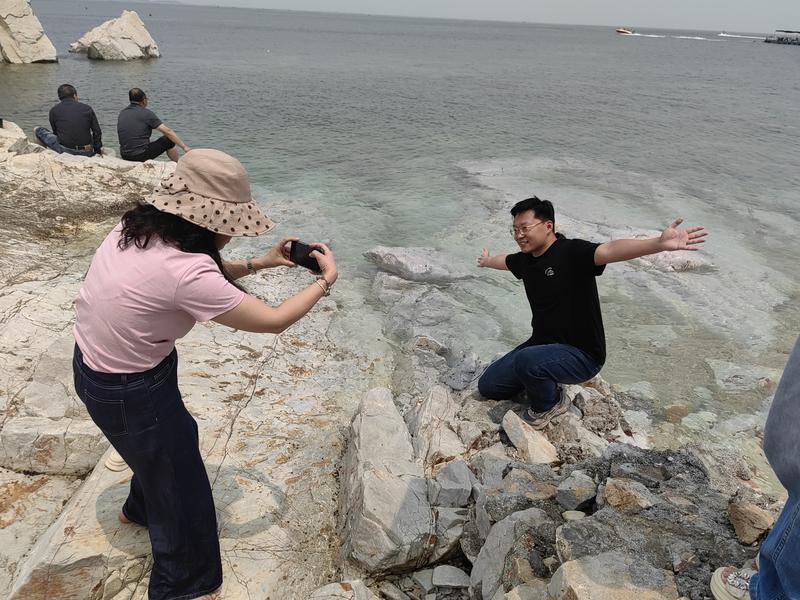 “烟台是一座很美的海滨城市” 第四届山东网络视听大会代表团走进烟台养马岛