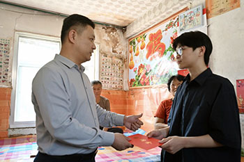 栖霞市领导走访慰问见义勇为青年姜昭鹏 在全市弘扬崇德向善精神