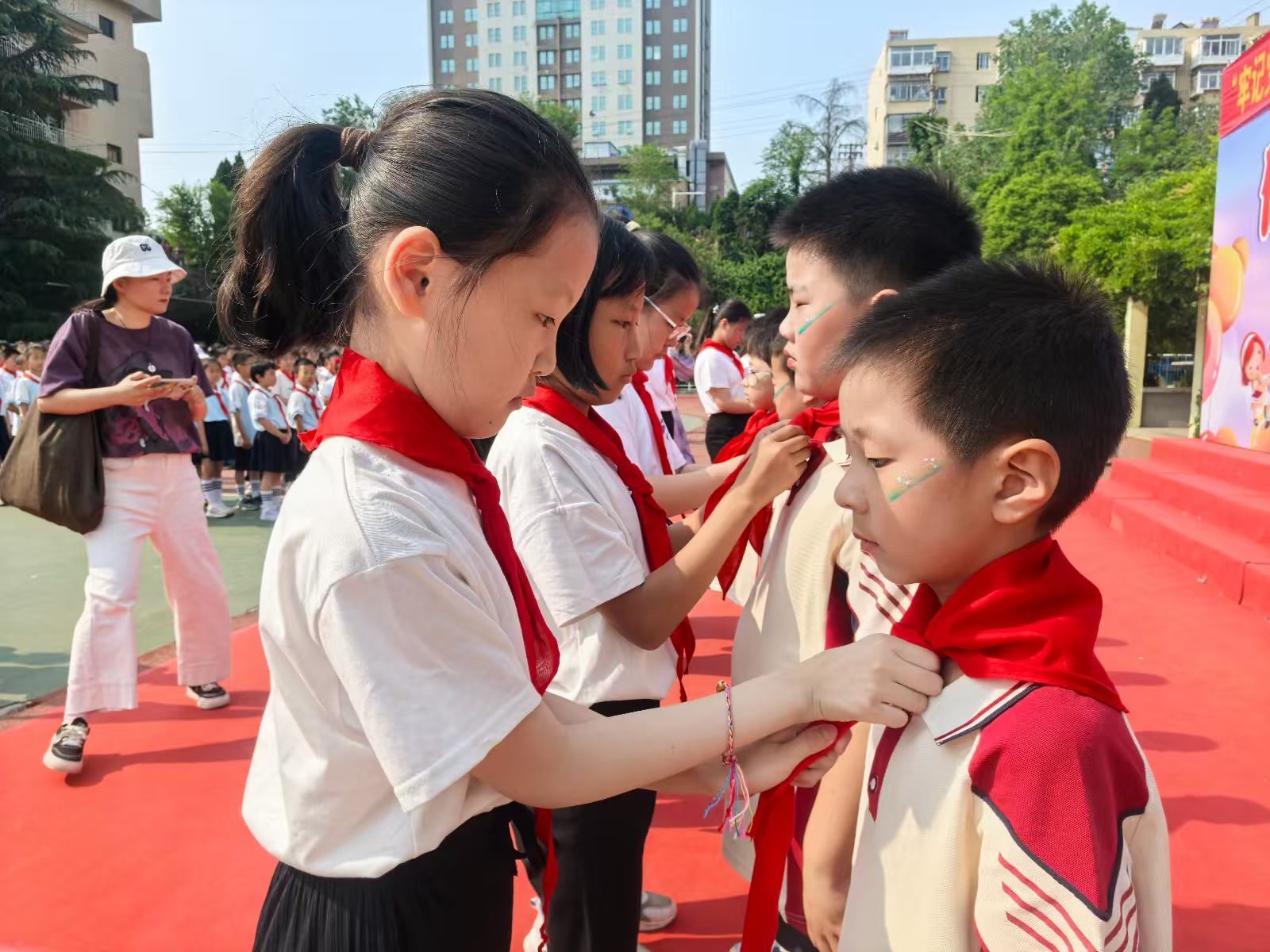 芝罘区新海阳小学举行新队员入队仪式