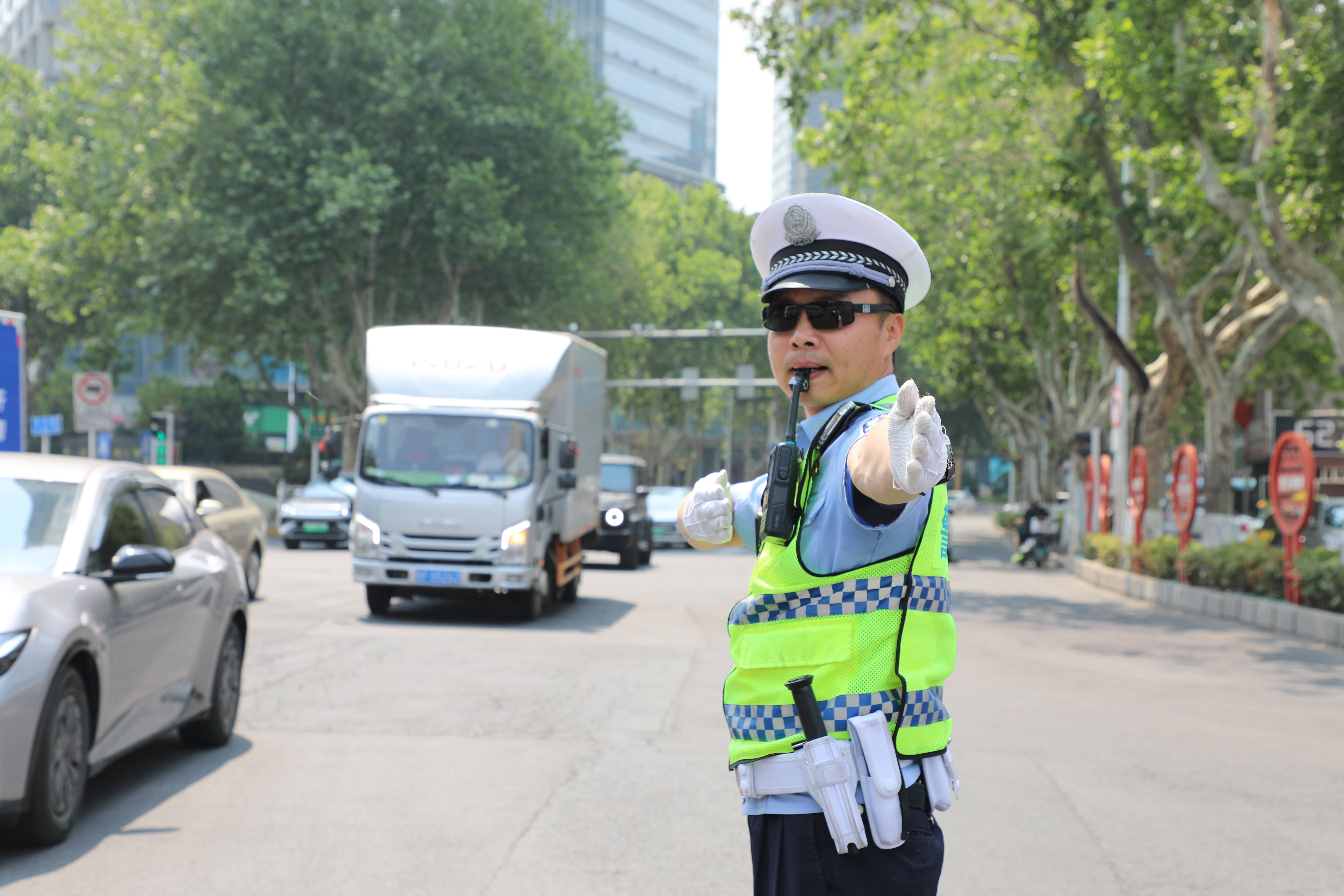 烟台交警全时在岗保障端午假期道路安全顺畅