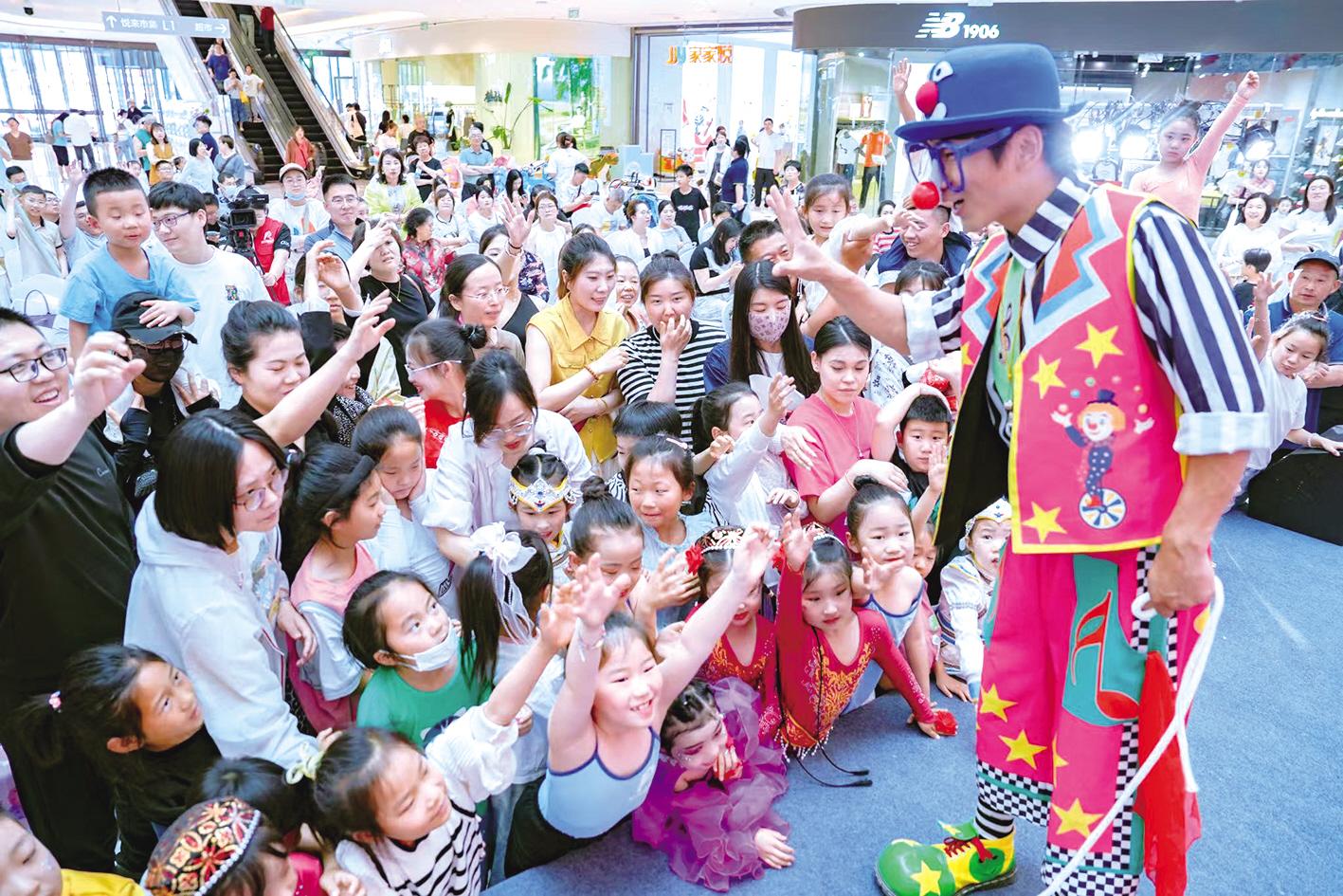 传统民俗与亲子经济交织 烟台端午假期消费火热