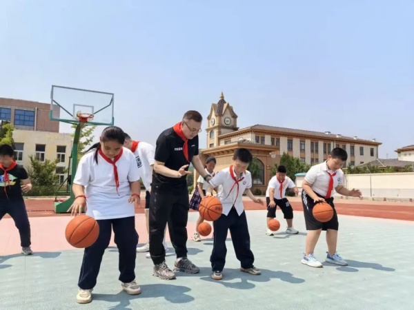烟台乡村小学迎来国字号教练，“篮球进校园”助力“野蛮其体魄”