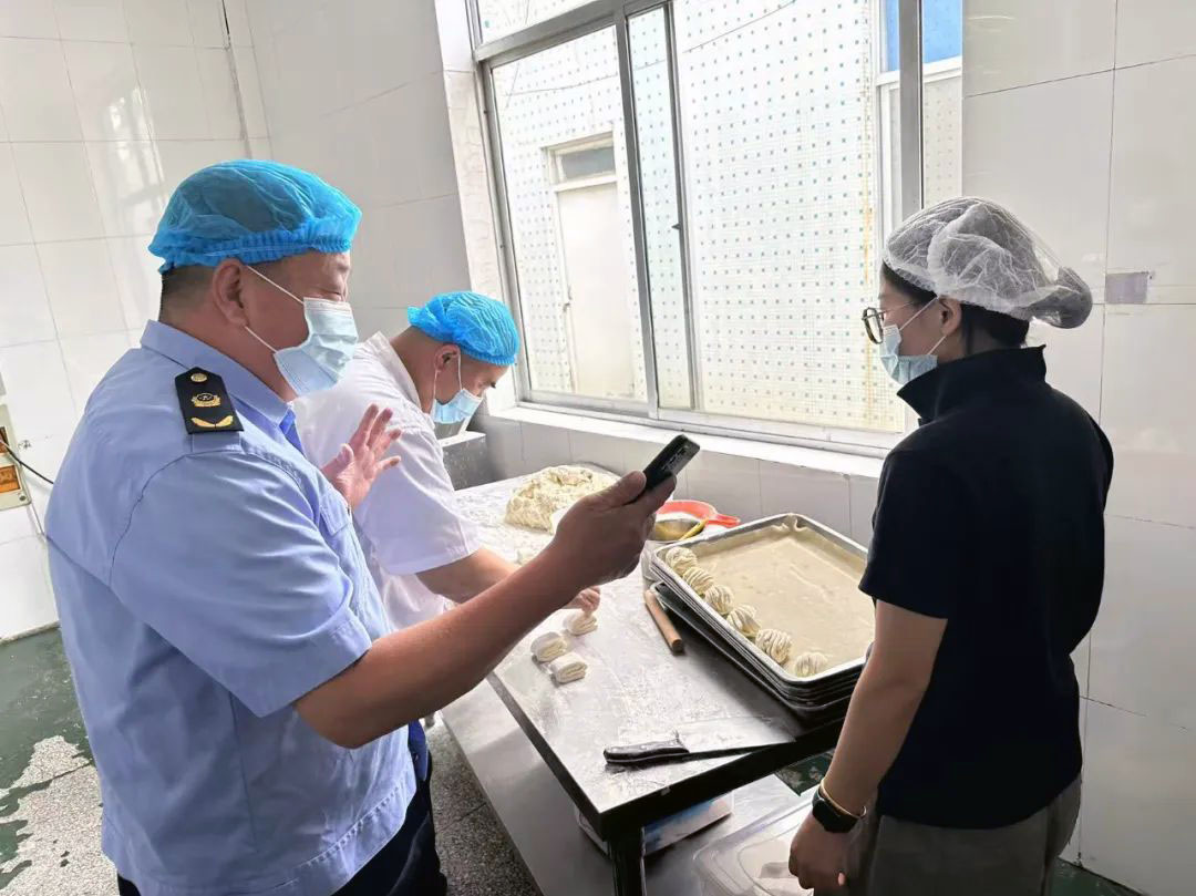 护航高考——栖霞市市场监管局开展高考前食品安全检查工作