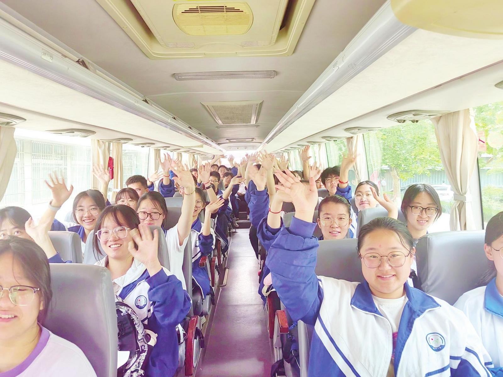 51辆爱心送考车护航2000余名师生赴考