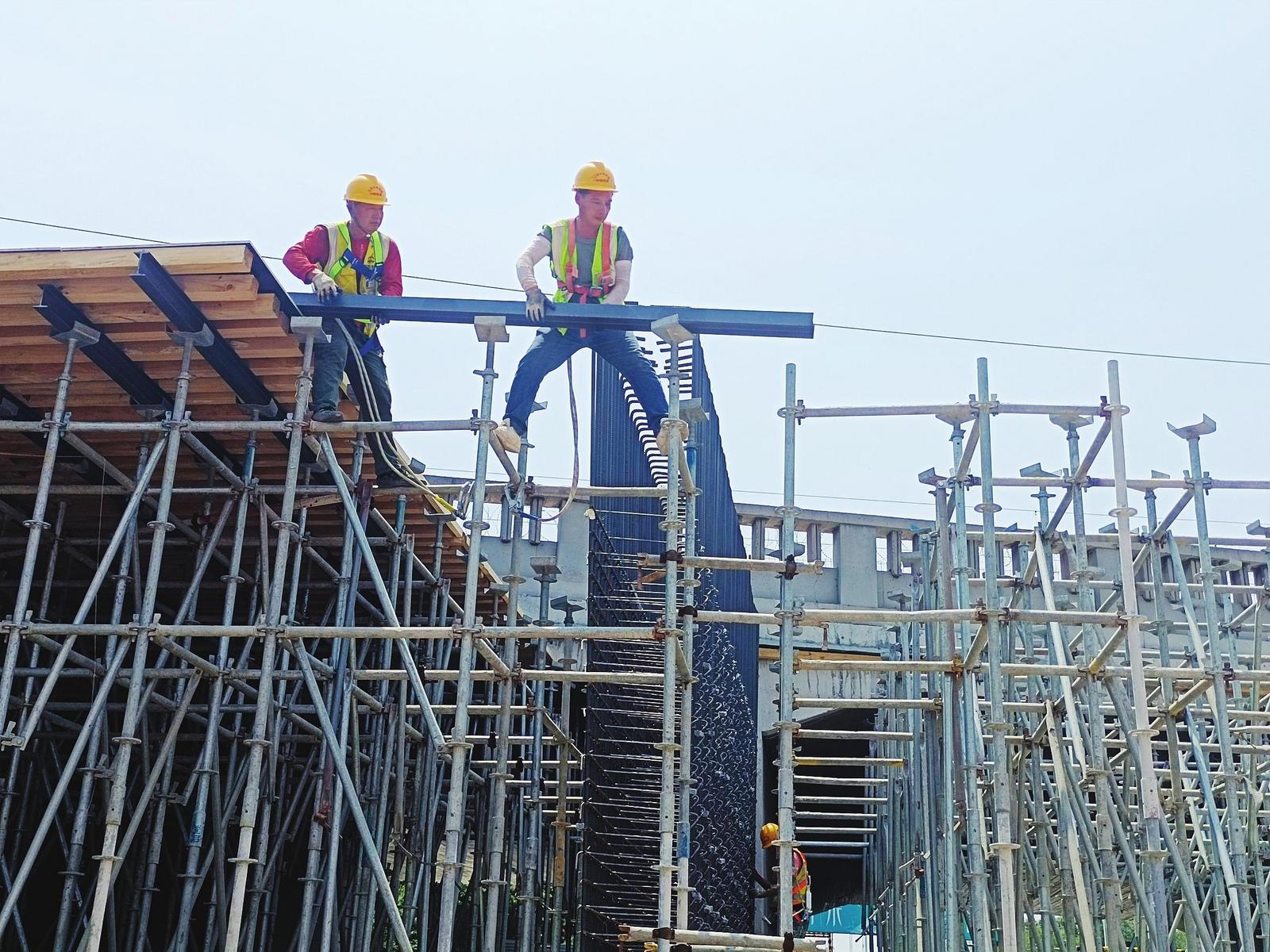 龙烟市域铁路珠玑站改造工程进入重要环节 化工路框架中桥改造施工正酣