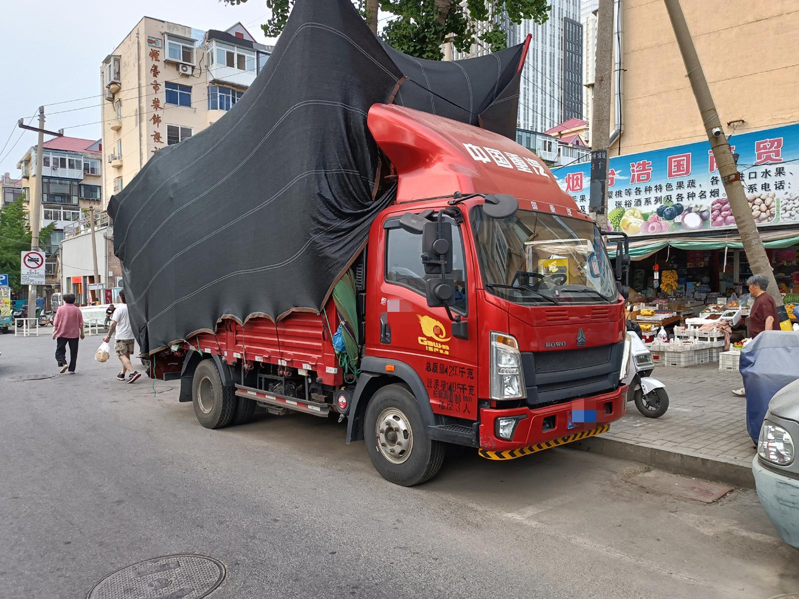 芝罘区北河街公共停车位成摊位 市民：存在交通安全隐患