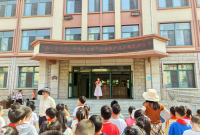 阳光心态伴成长 健康向上启新程——芝罘区南通路小学小学举行“心向阳光 健康成长”主题升旗仪式 
