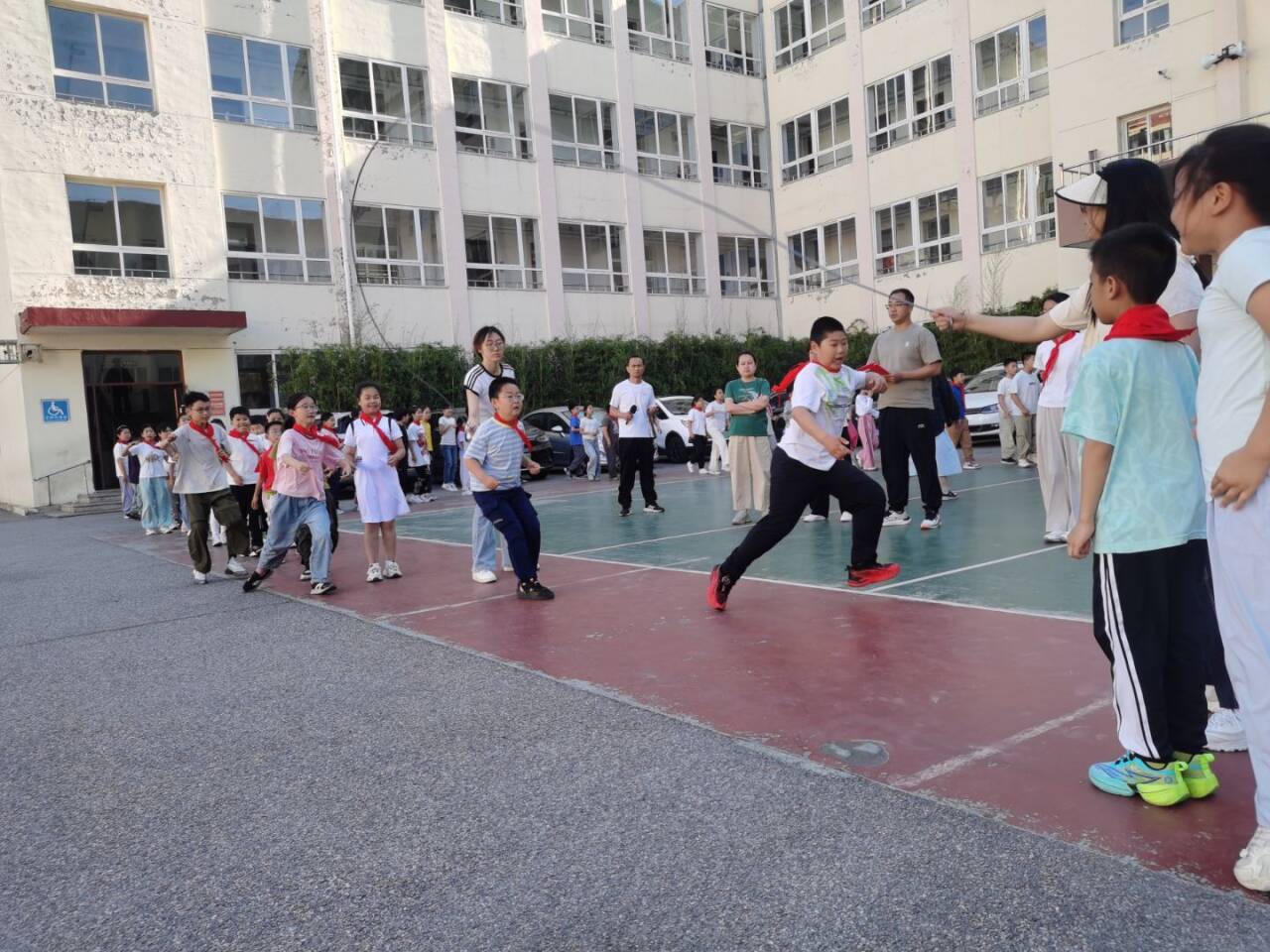 芝罘区道恕街小学举行“8字跳长绳”比赛