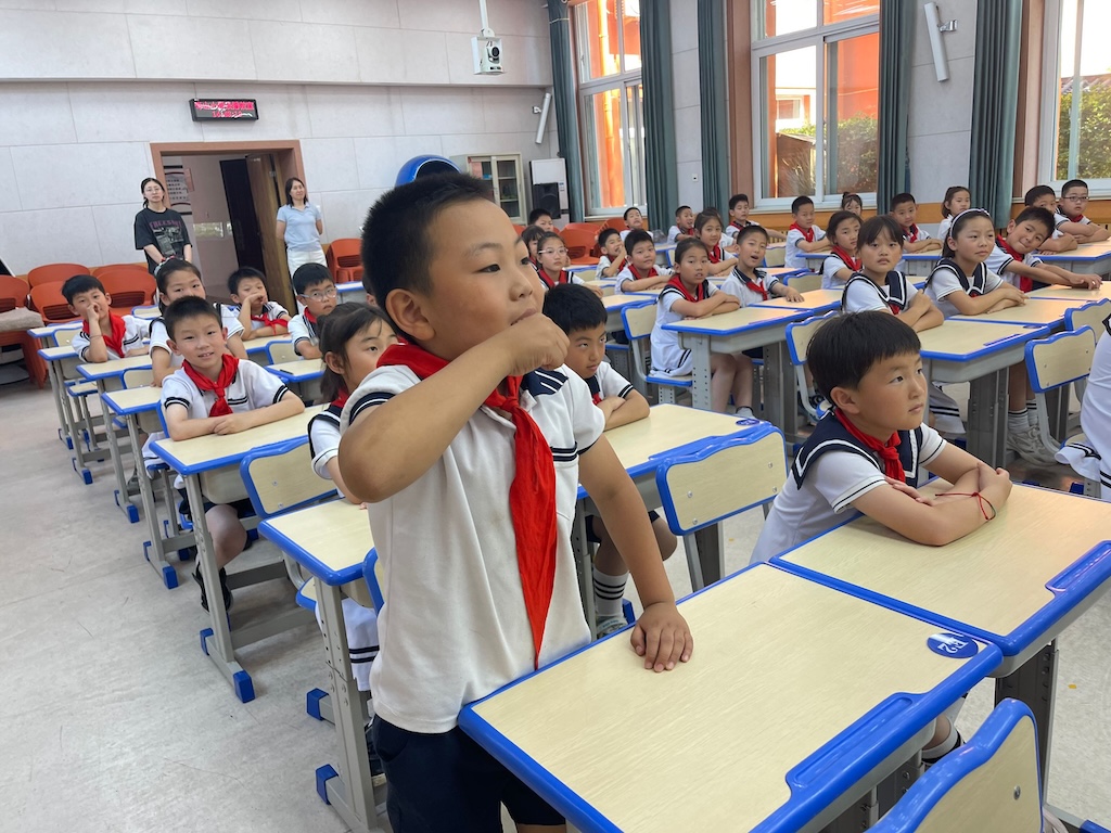 芝罘区奇山小学举行爱牙健康讲座