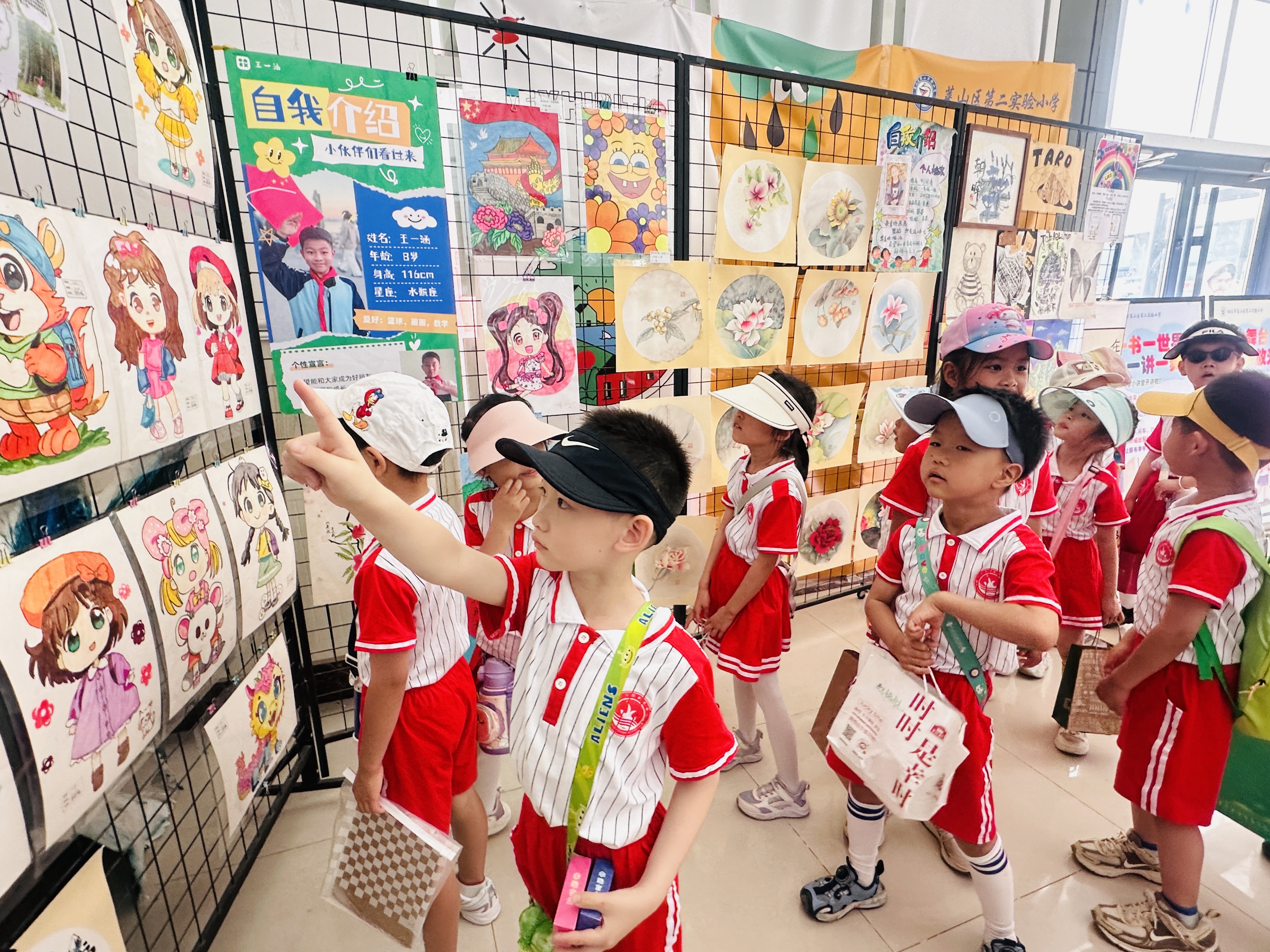 莱山区第二实验小学开展初遇小学 “幼”见成长参观体验活动