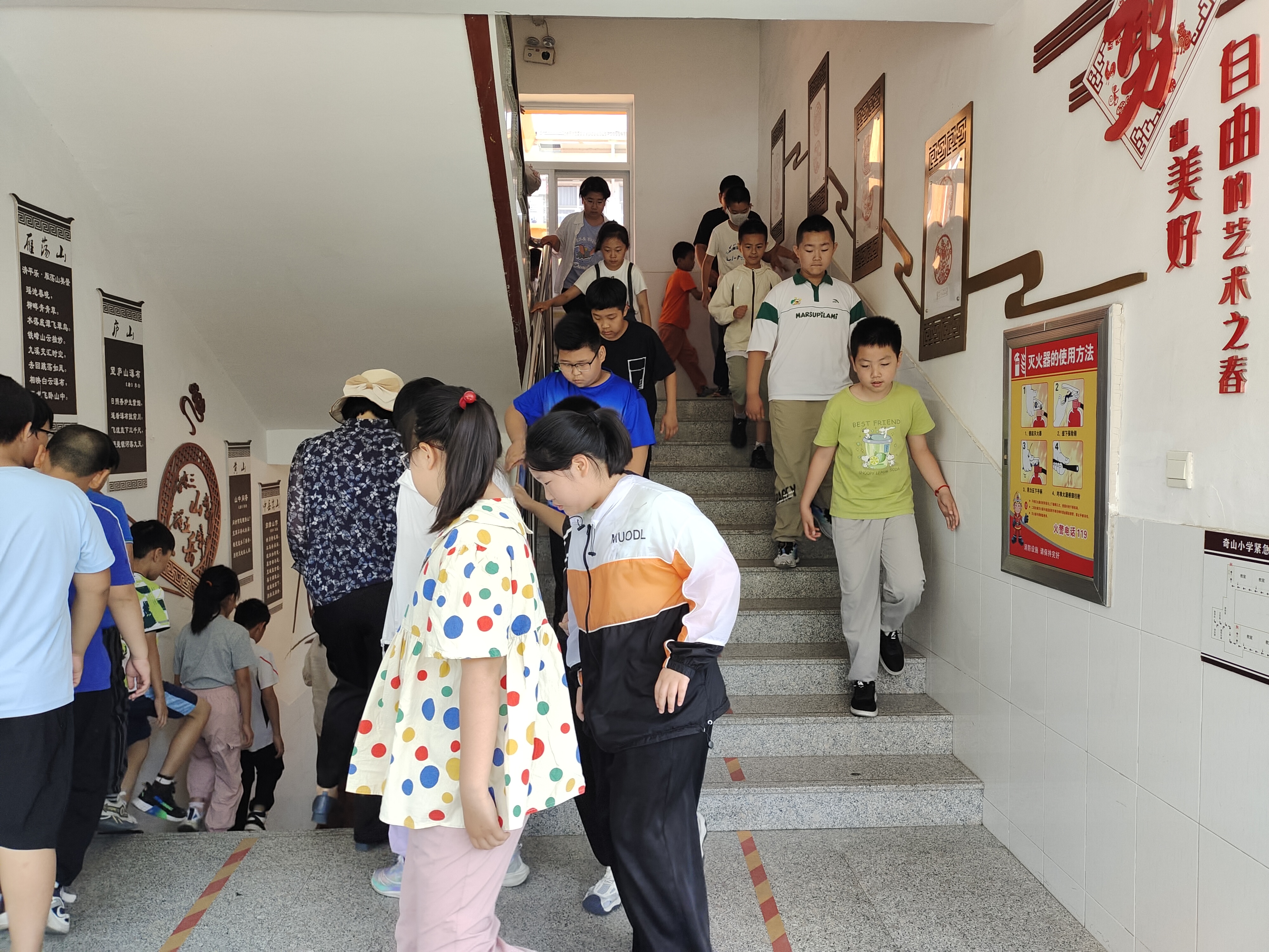 奇山小学防踩踏应急疏散演练：筑牢安全防线 守护生命通道 