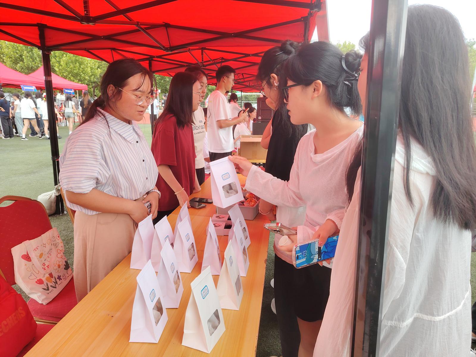 图片新闻|大学生创业集市火热开启