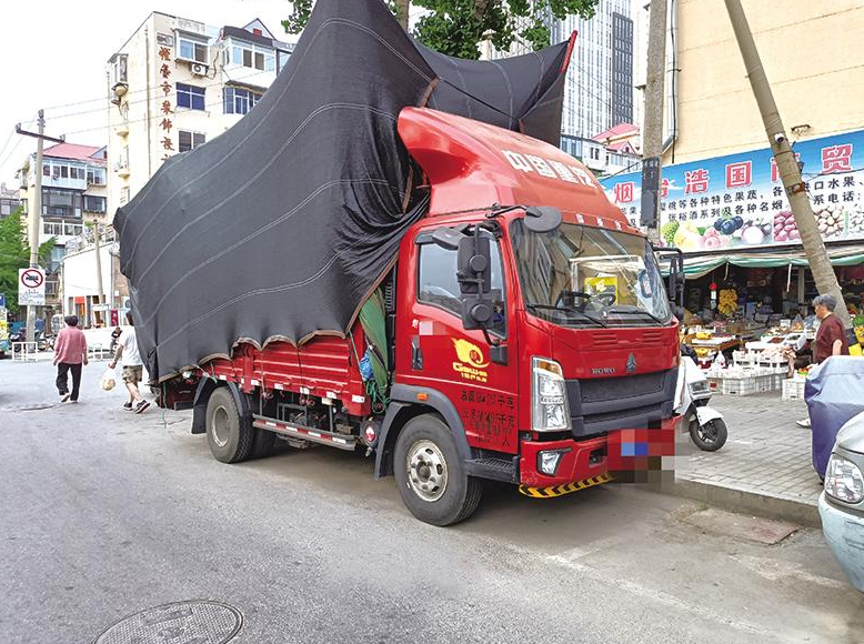芝罘区北河街占道大货车移走了 交通安全隐患消除