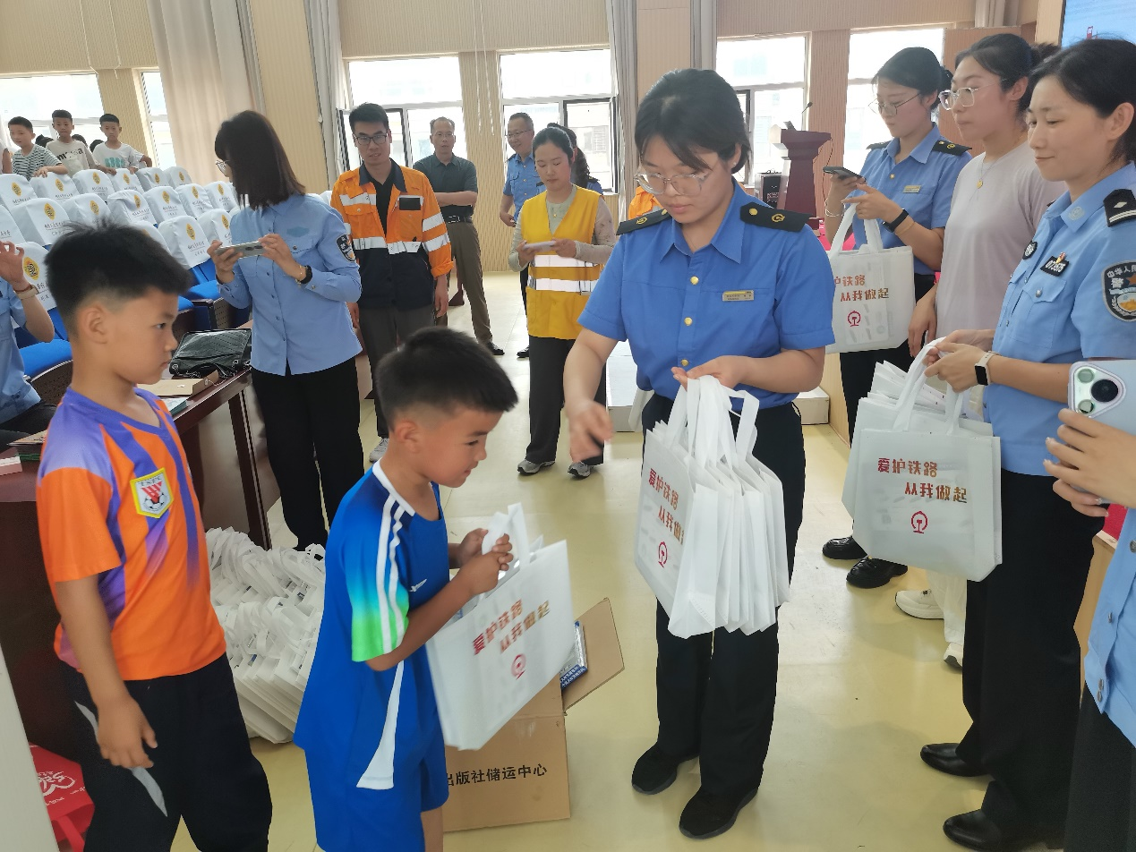 烟台大学附属小学石明校区举行爱路护路活动