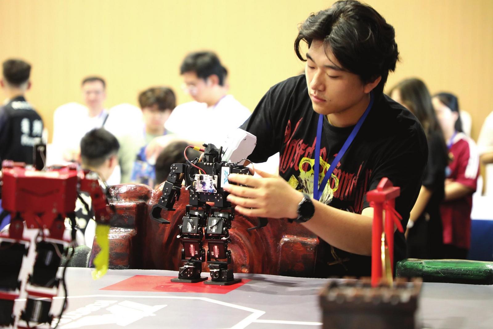 第二十四届全国大学生机器人大赛ROBOTAC在烟台开幕