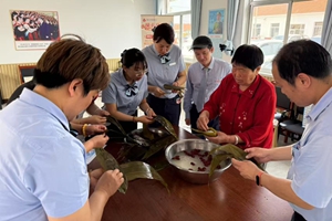 粽香传情惠民生 金融服务暖民心——烟台农商银行莱山支行端午党建共建活动赋能乡村振兴