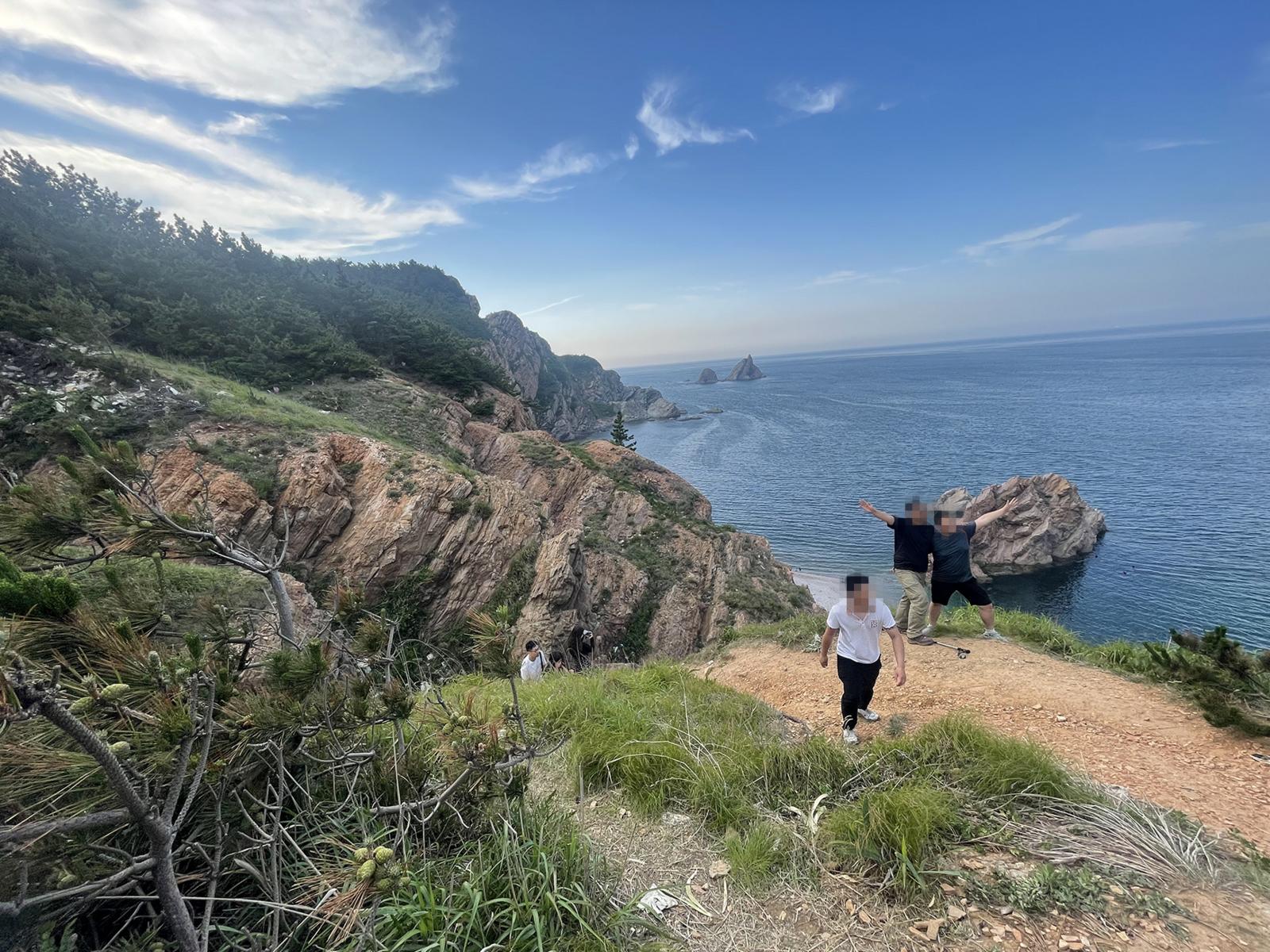 芝罘岛网红“秘境”变险境 垂直落差高达百米，下山小路陡峭难行