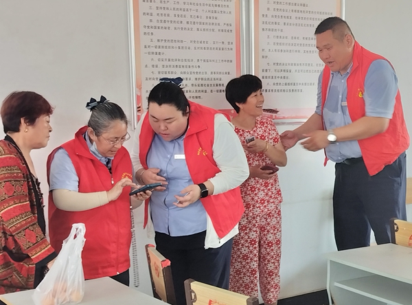 柜台架在村民家门口 暖心服务直达心坎——烟台农商银行福山区回里支行党支部开展上门服务活动