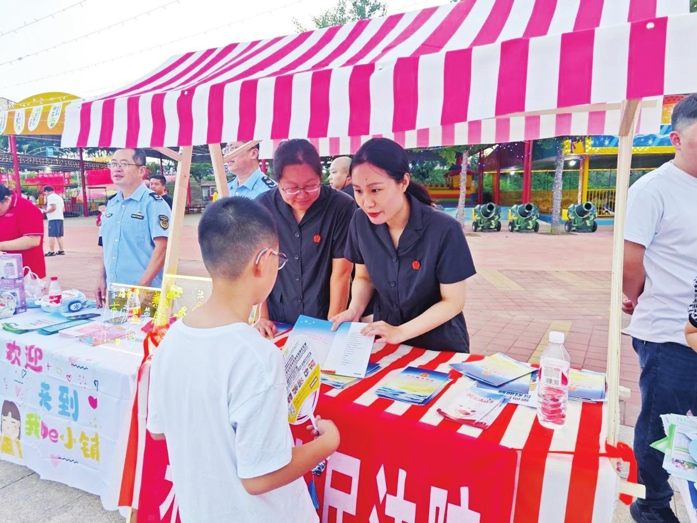 小摊邂逅游园会 点燃普法烟火气