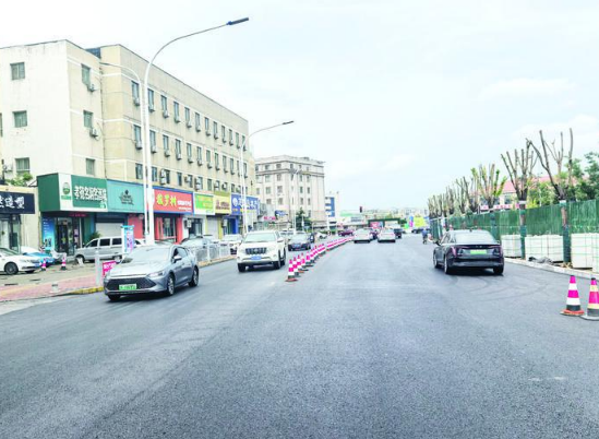 8小时完成2000平方米沥青摊铺 西南河路开放通行