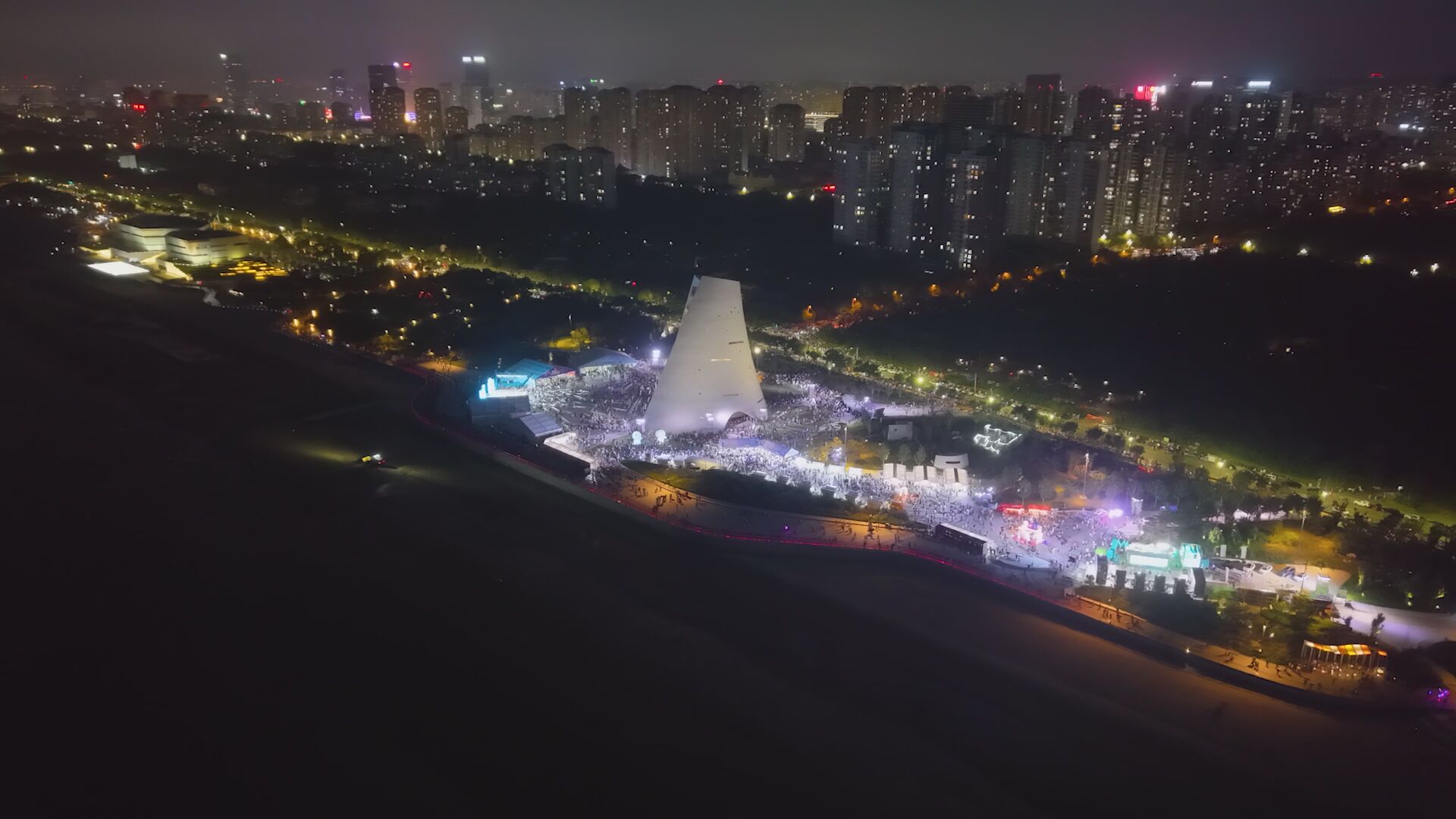 无人机秀点亮烟台夜空，2025山东活力之夏消费季激情启幕！