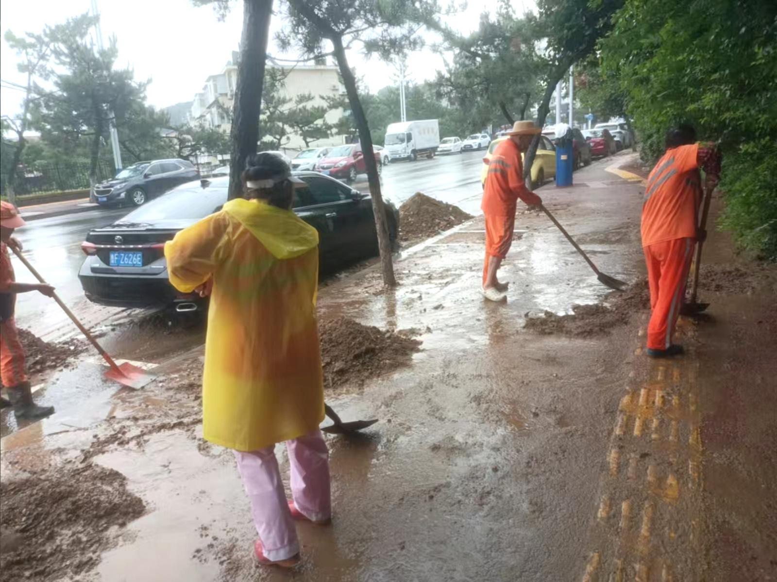 雨后清理路面 守护城市洁净