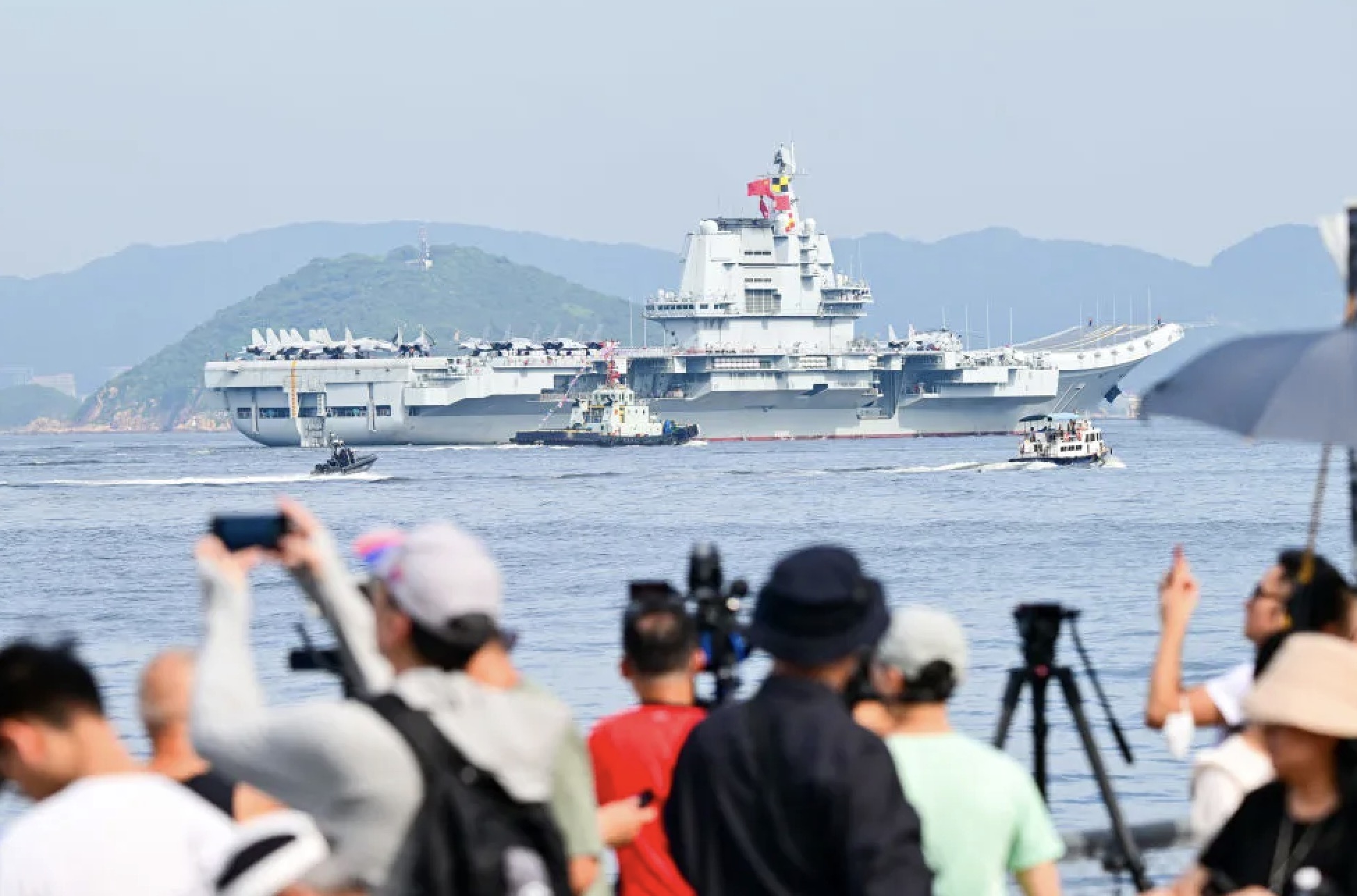 航母开到楼下了！登上山东舰，网友：谁来都得“哇”一嗓子！