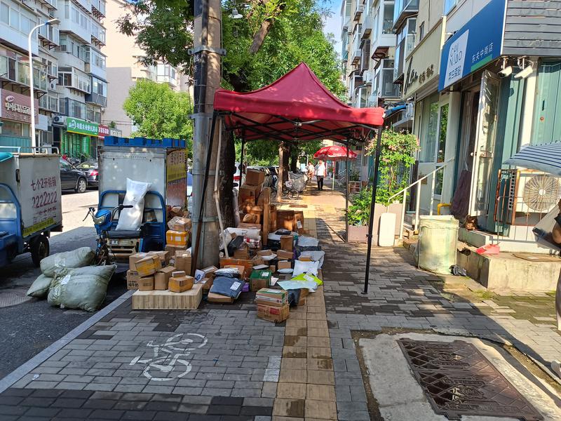 驿站货物占据人行道，市民：希望加强管理，还人行道于市民