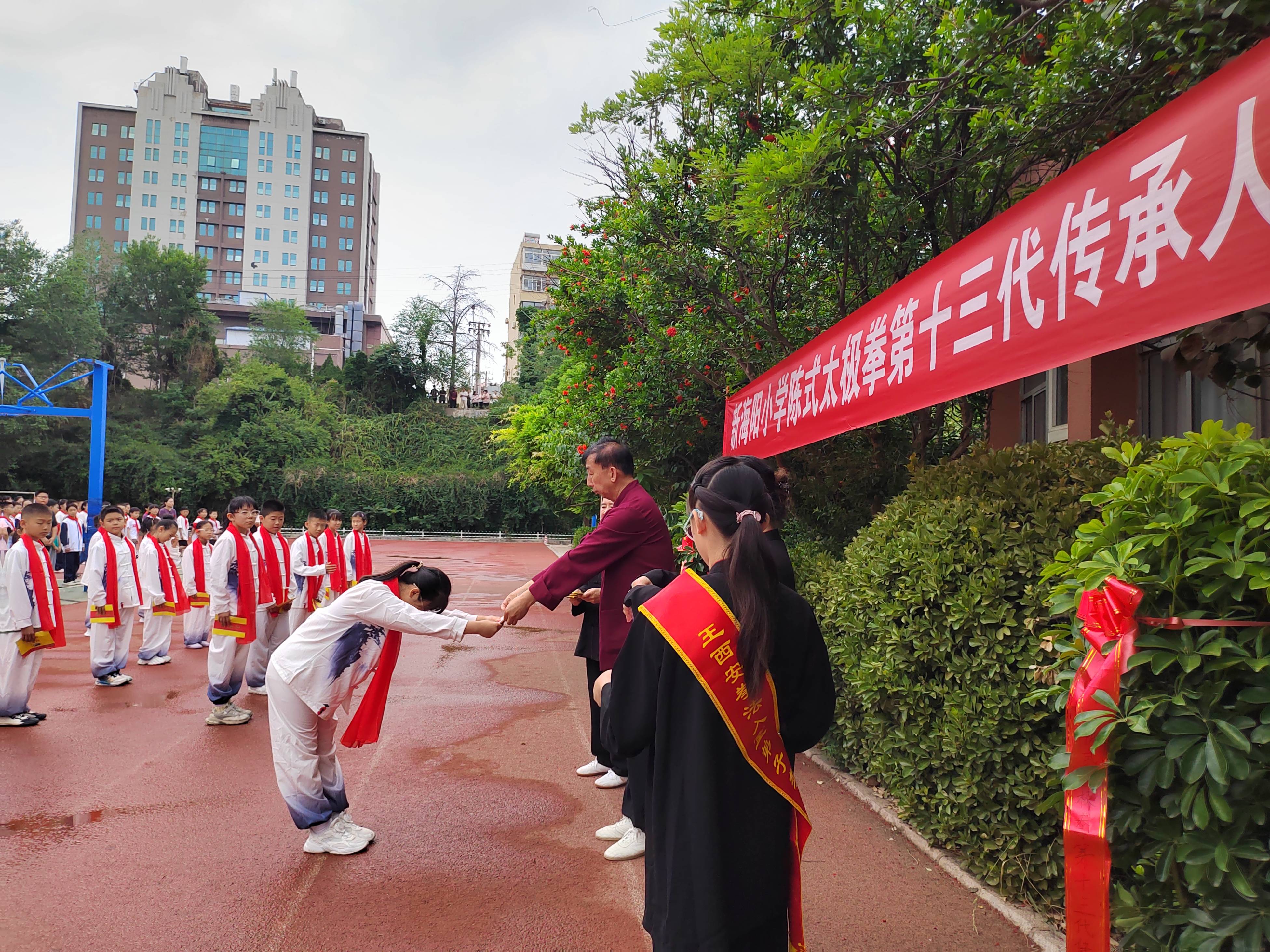 传承太极薪火，共筑文化根基：新海阳小学举行陈式太极拳第十三代传承人授证仪式