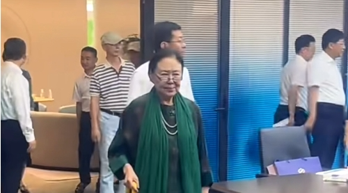 “太皇太后”斯琴高娃来烟台了！