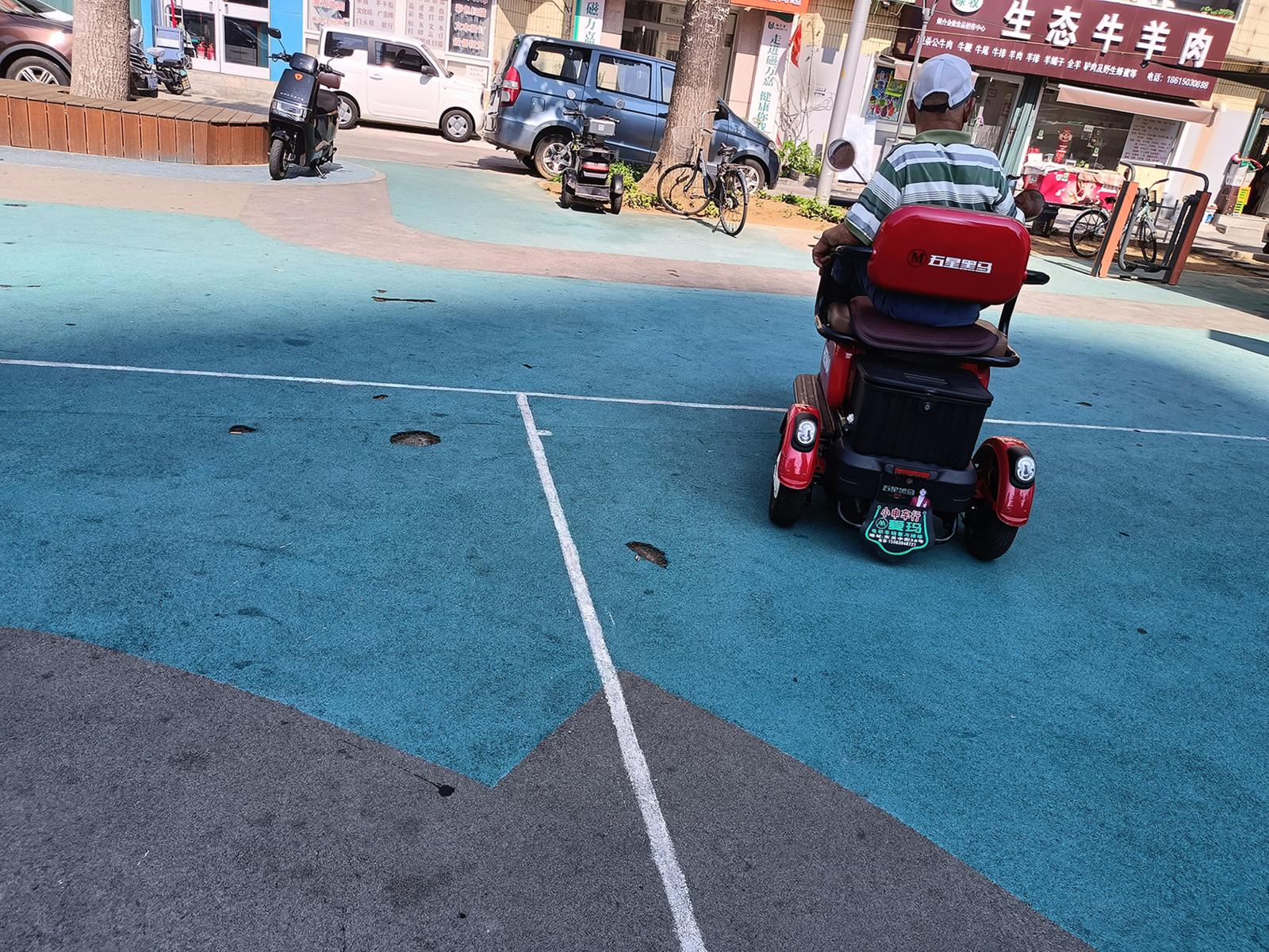 芝罘区厚安游园塑胶场地多处破损 街道办事处：将尽快处理