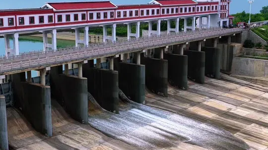 门楼水库开闸防水瞬间