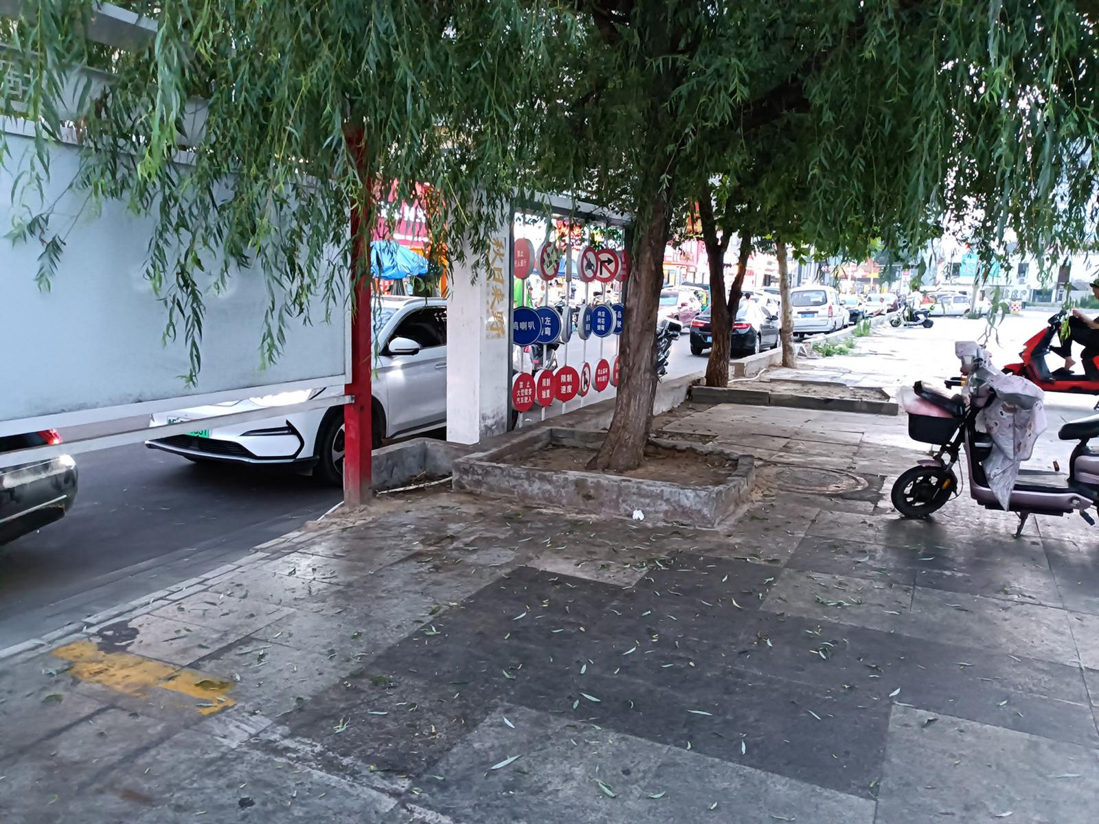 南洪街西头空地堆积的垃圾清理了