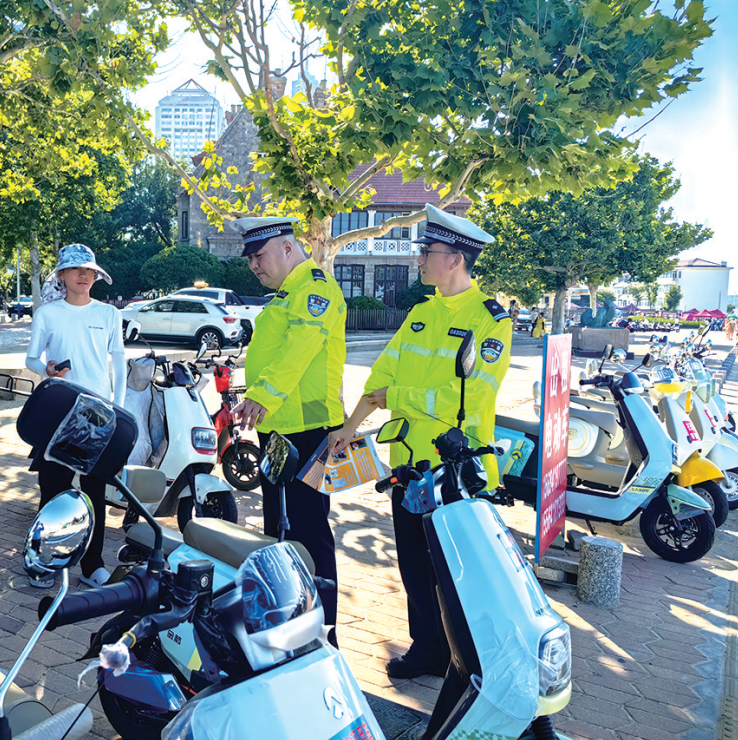 交警走访检查电动车租赁点