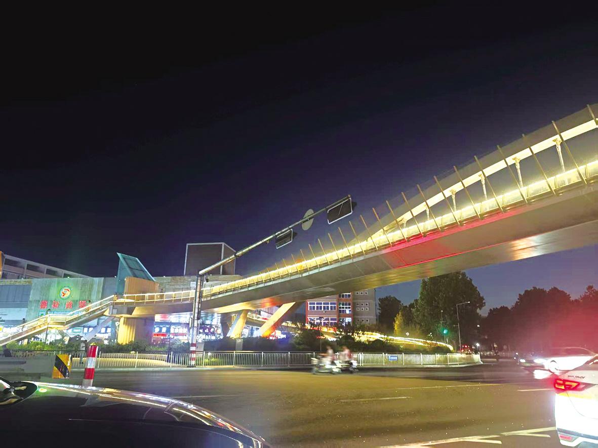 北京中路过街天桥电梯没启用 市民：竣工大半年了，老年人过马路很不方便