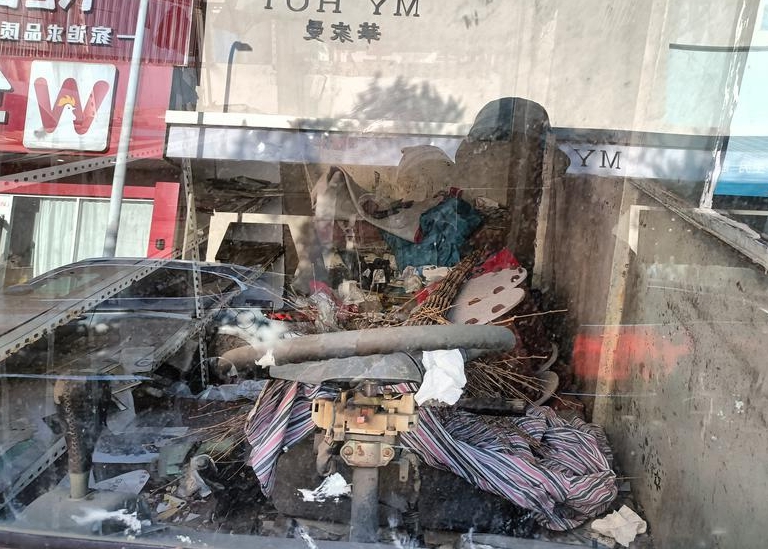 洪兴街废弃商亭变身垃圾箱 长期占据公共停车位