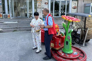 烟台农商银行芝罘区世回尧支行开展“送金融知识进商户”主题党日活动