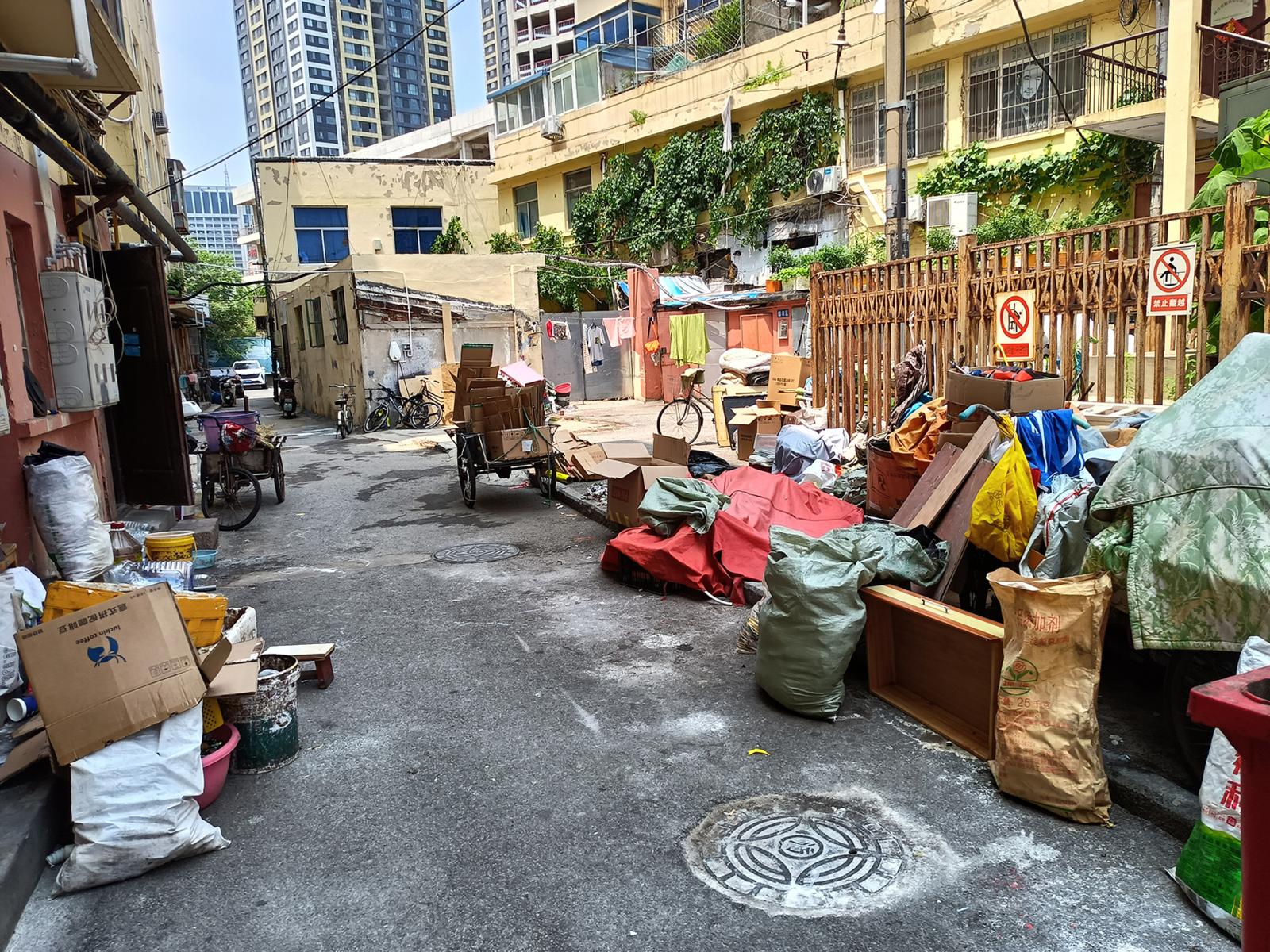 芝罘区一居民楼下循环往复堆放大量废品 市民：影响生活还存在安全隐患