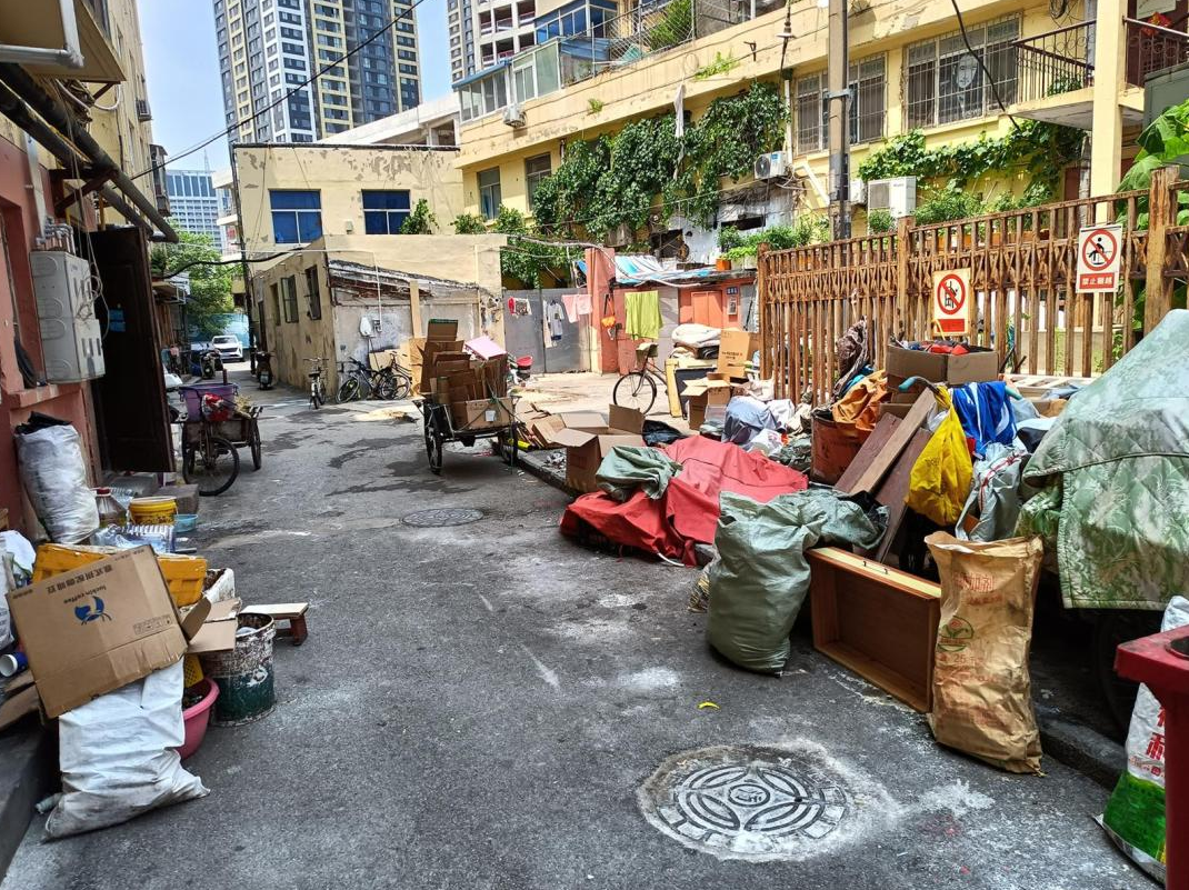 居民楼下循环往复堆放大量废品 市民：影响生活环境，还存在消防安全隐患