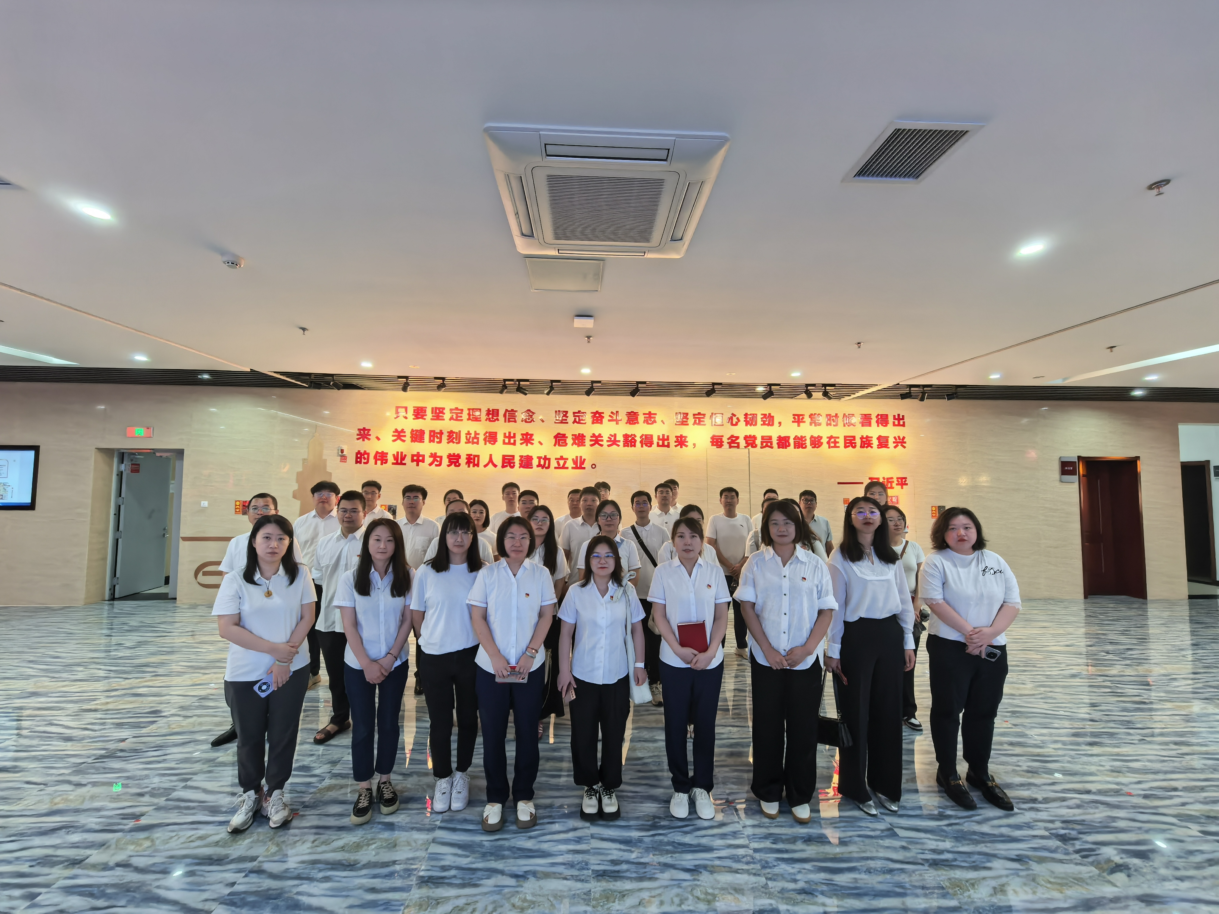 烟台联通组织新党员和入党积极分子到烟台市党群服务中心开展组织生活活动