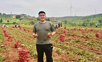 以产业兴文化活打造幸福新村——记烟台卫健委派驻小纪镇泉水新村第一书记牟奕霖