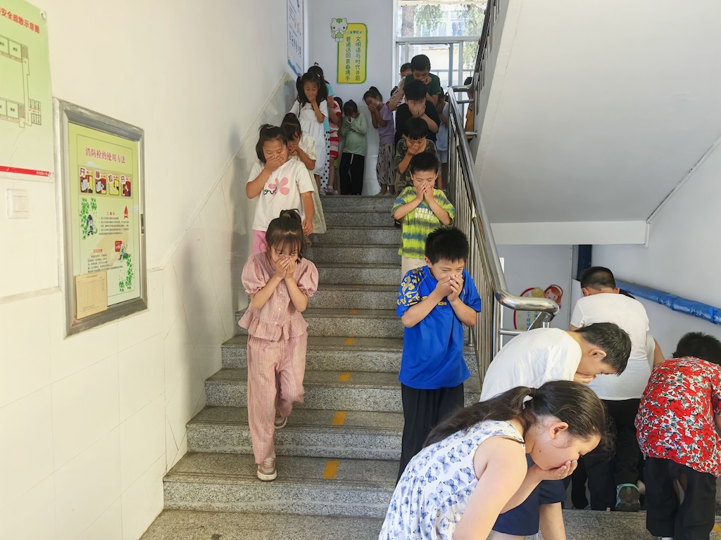 芝罘区新海阳小学开展消防应急疏散演练