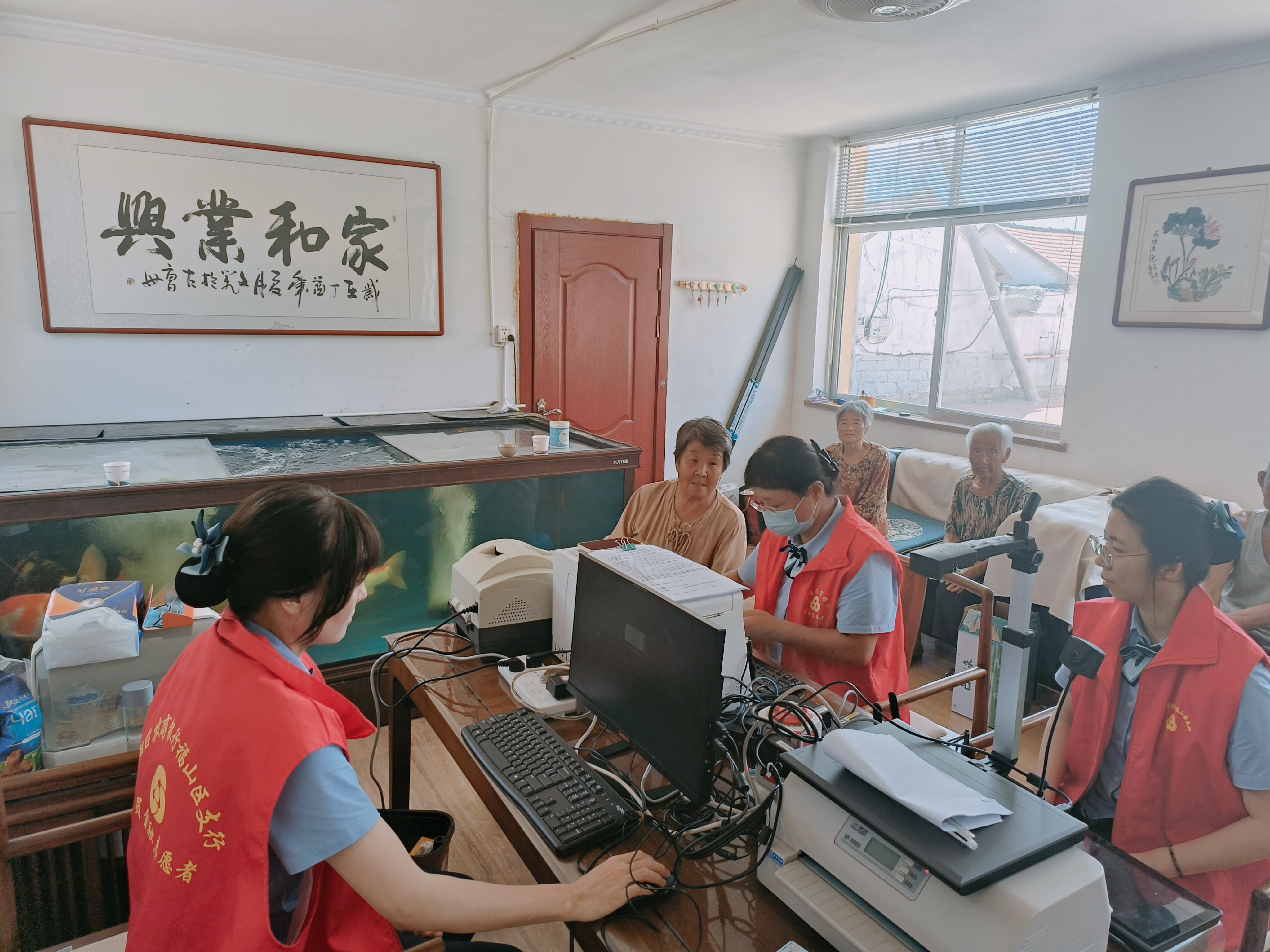 烟台农商银行福山区支行营业部党支部暖心服务零距离 上门办卡解民忧