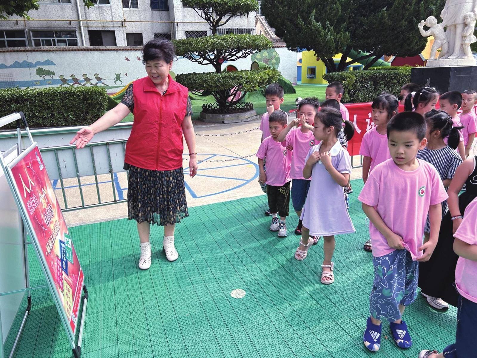 莱州市文昌路街道东莱社区深耕文明创建，点亮社区新生活——“网格红管家”精准服务群众