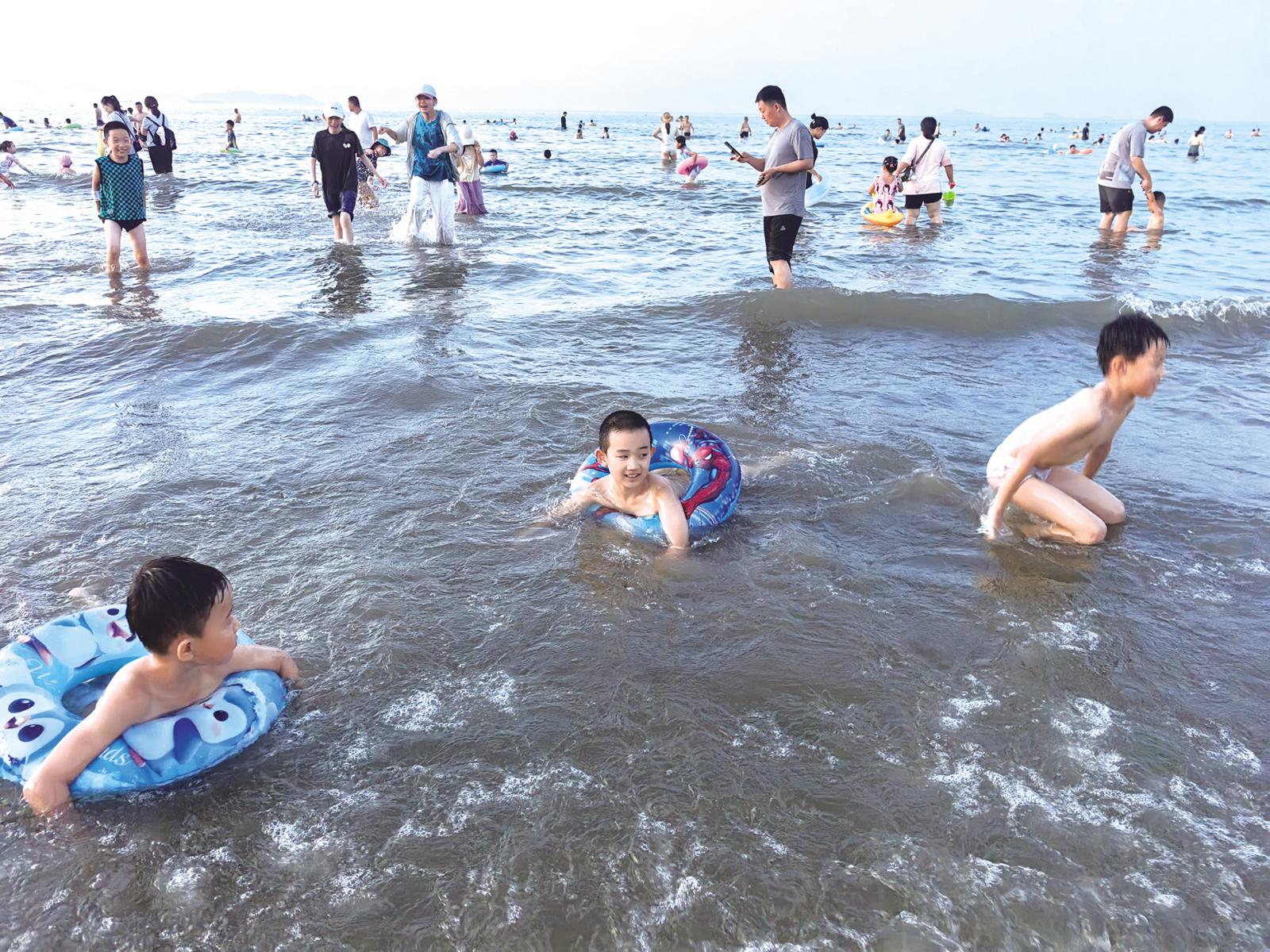 图片新闻|孩子们在第一海水浴场开心玩耍
