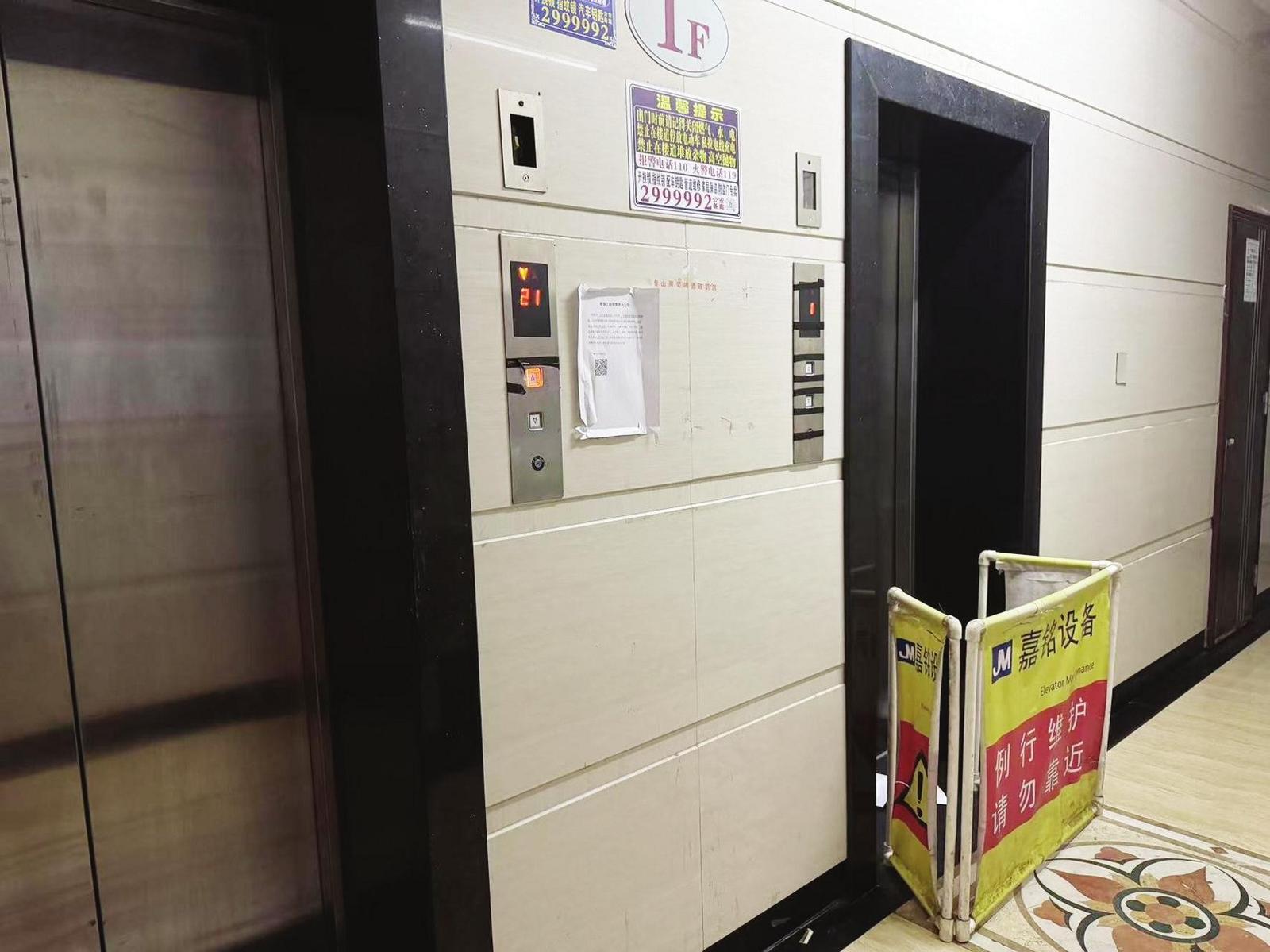 芝罘区一小区28层高楼电梯坏了一个多月没修