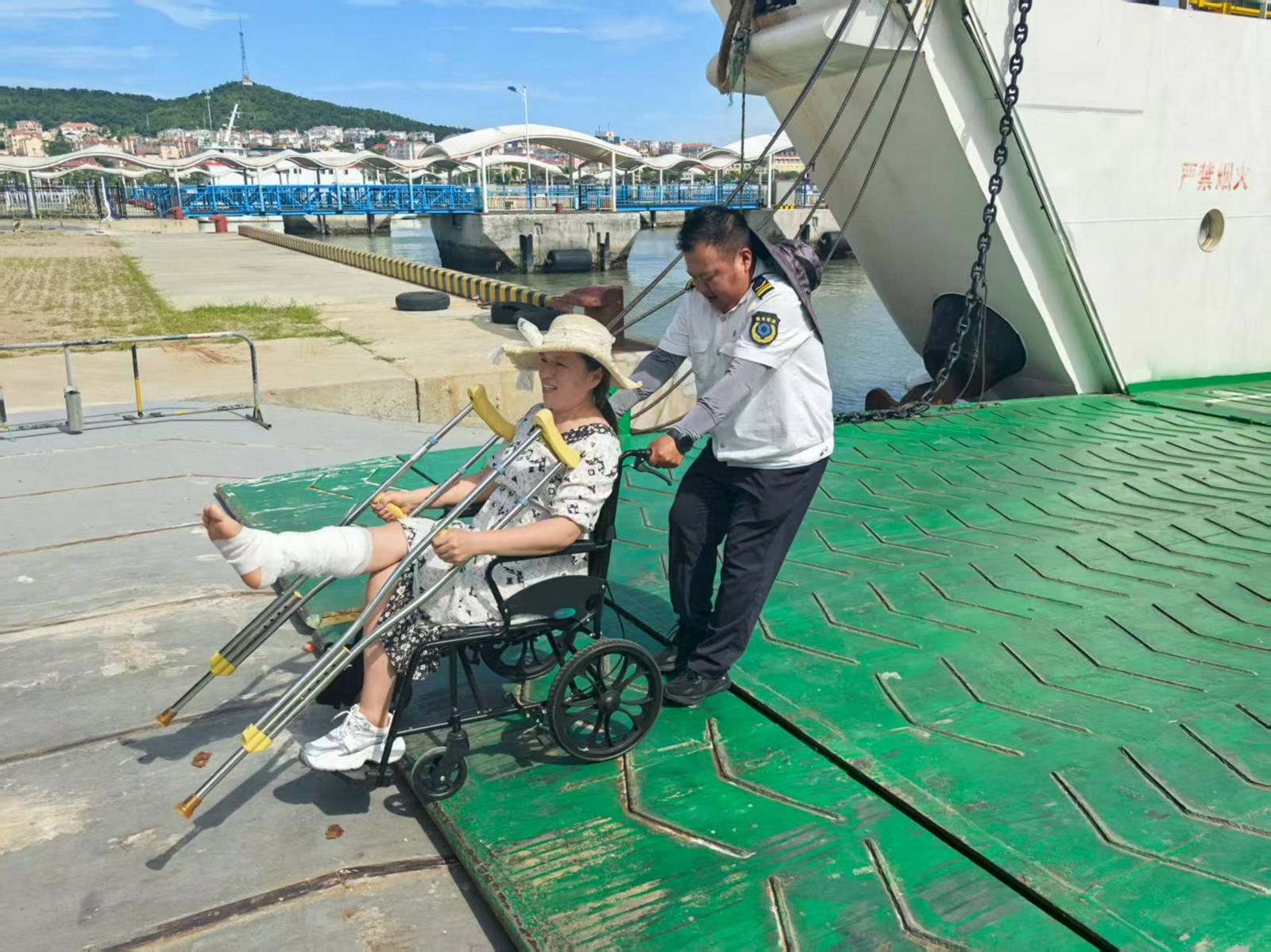 蓬长两港高效联动 “轮椅护航”特殊旅客