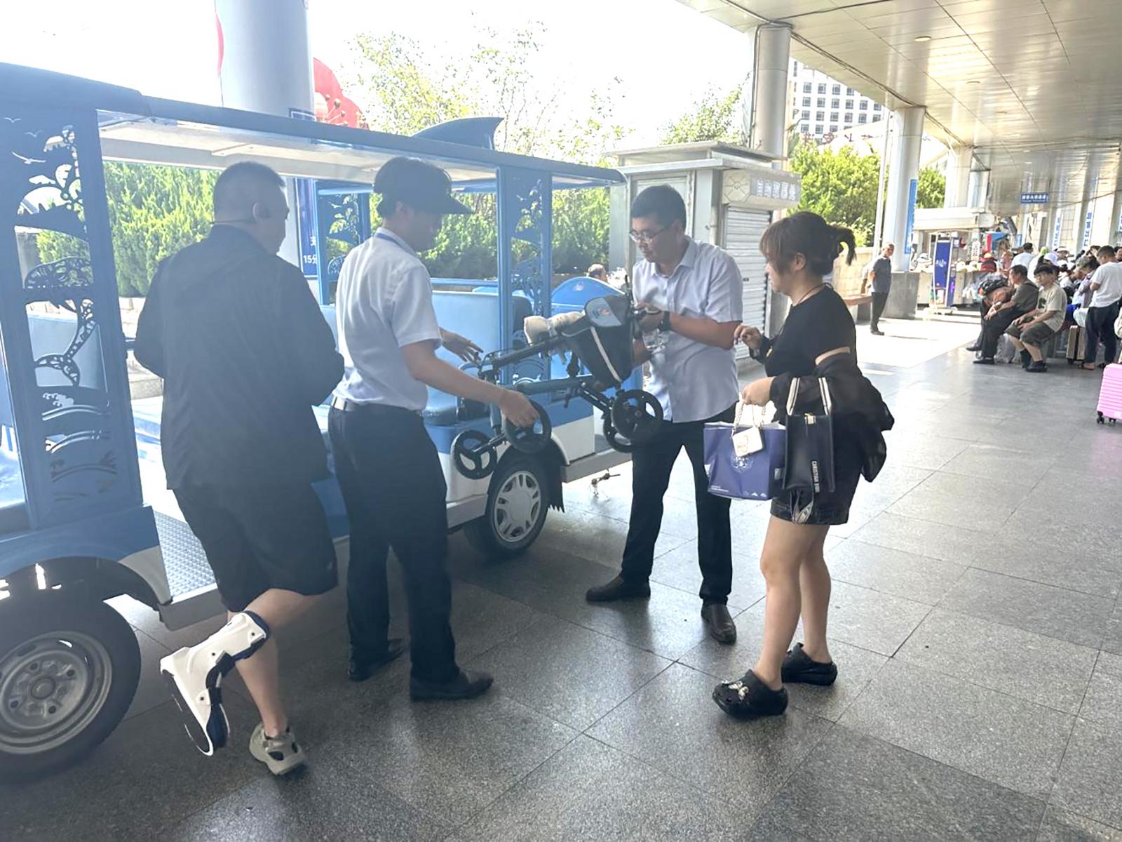 蓬长两港高效联动 “轮椅护航”特殊旅客