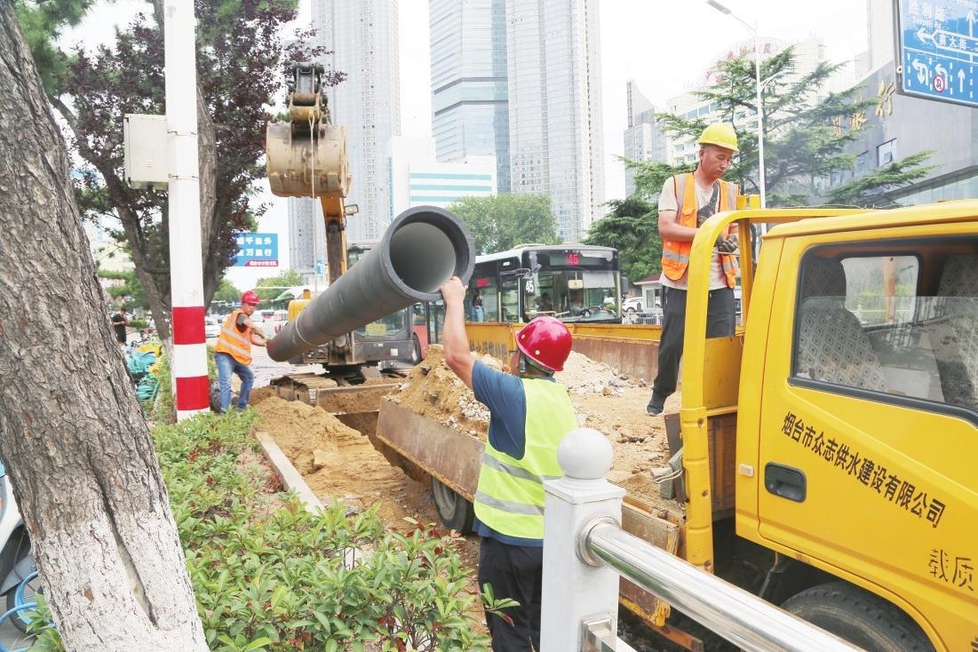 芝罘区解放路供水管道更新换代 市民不用担心爆管了